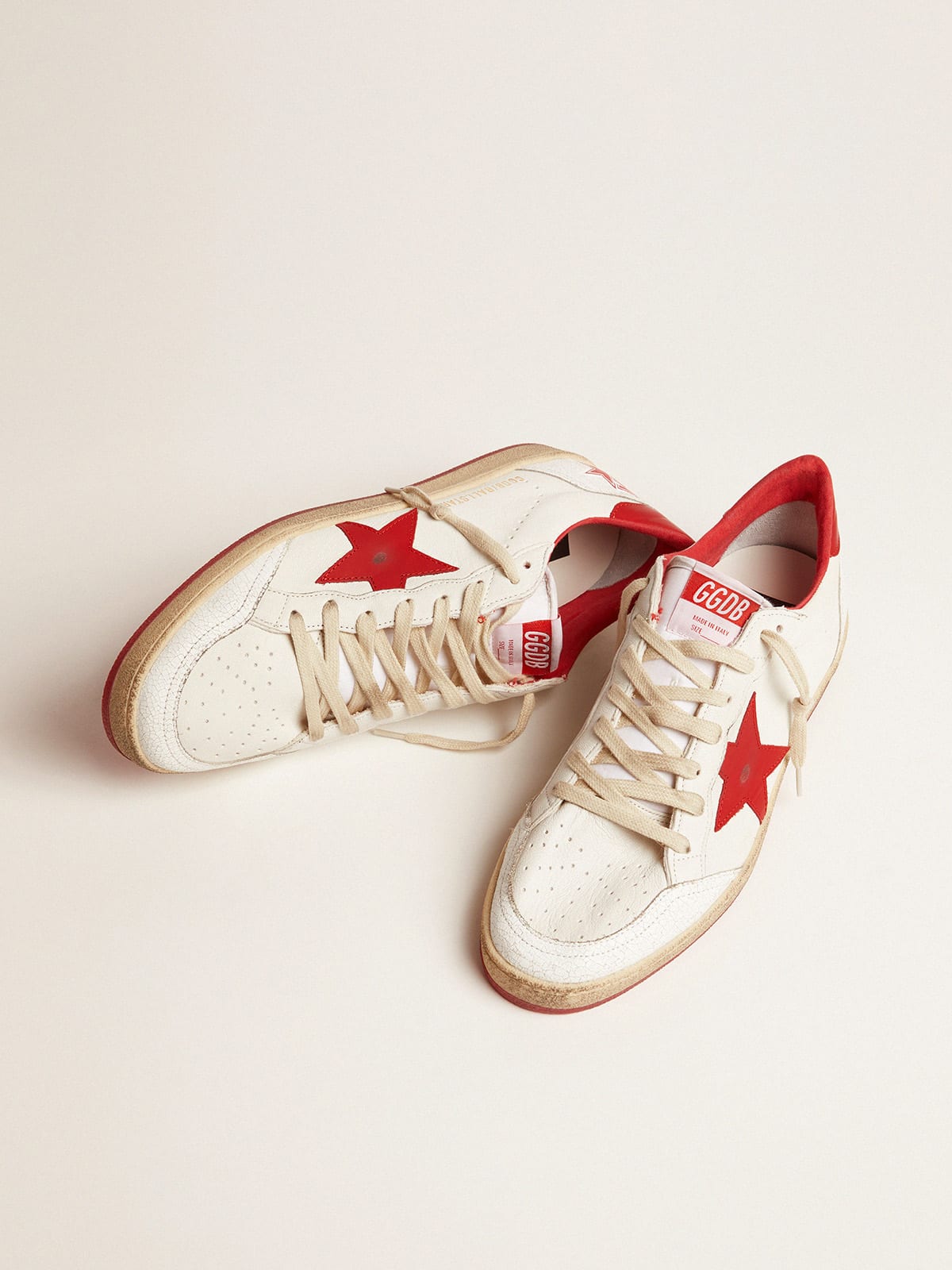 Golden Goose - Sneakers Ball Star blanches en cuir avec étoile et contrefort rouges in 