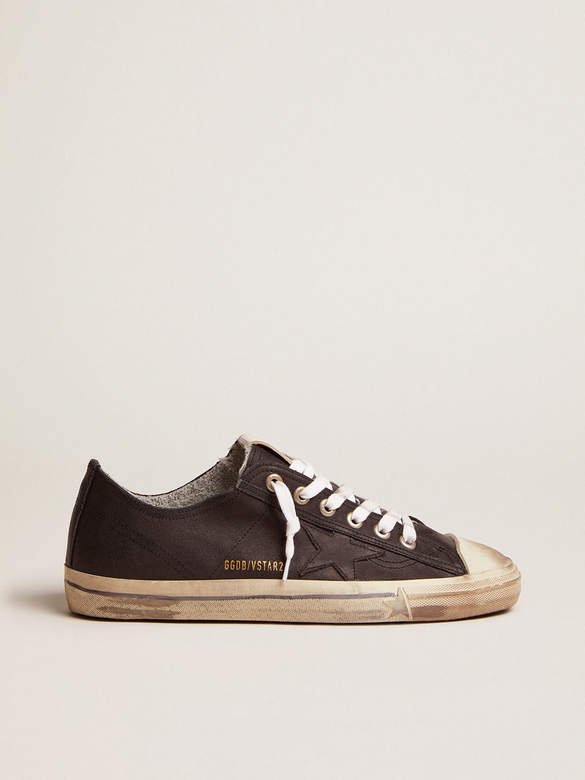 Golden Goose - V-Star in black leather with a black leather star in 