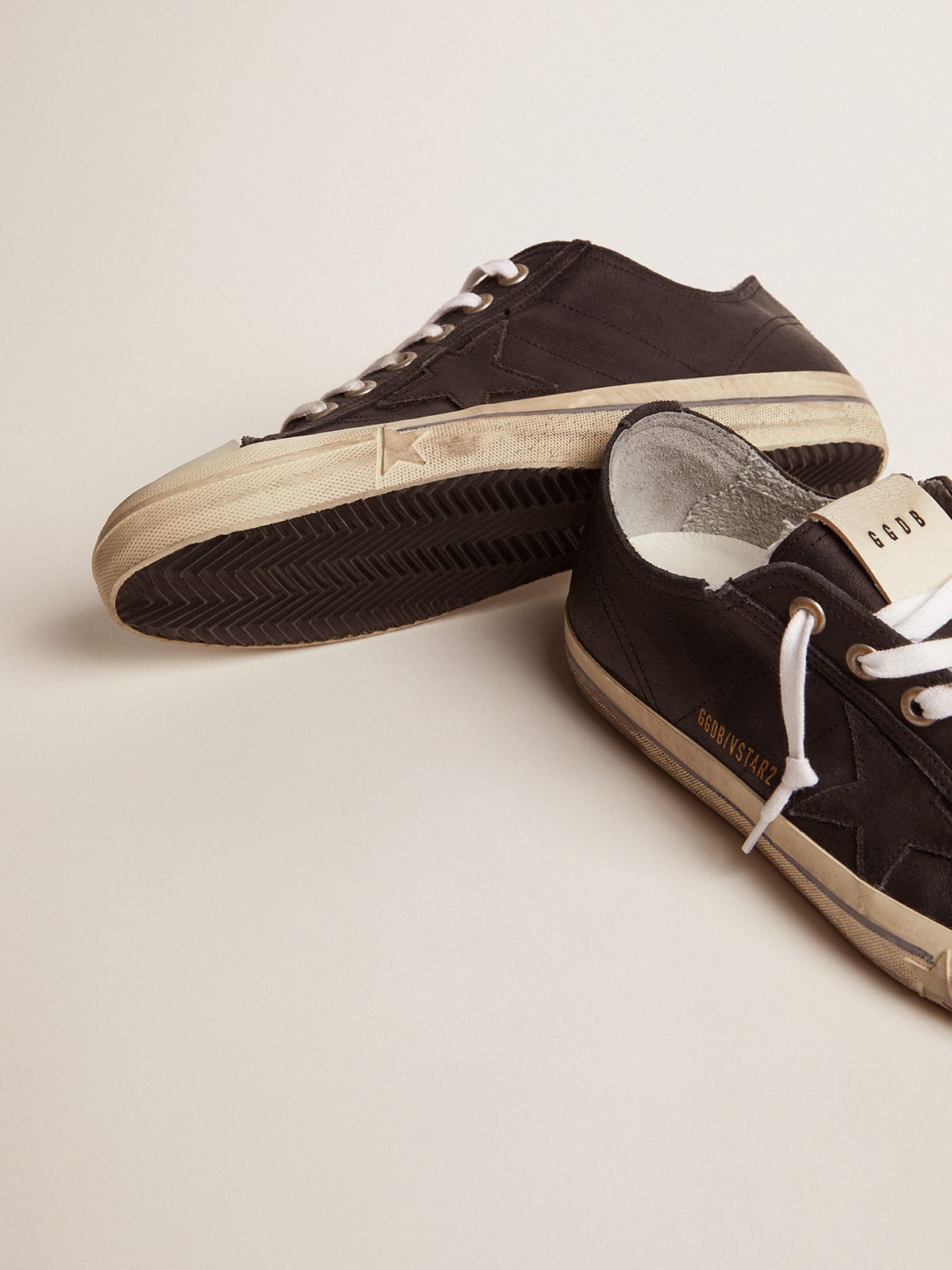 Golden Goose - V-Star in black leather with a black leather star in 