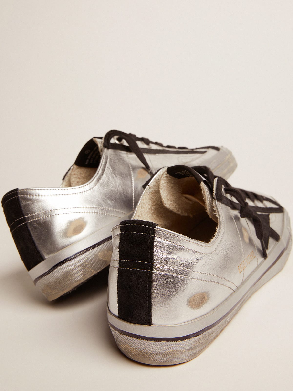 Golden Goose - V-Star sneakers in silver laminated leather with black suede details in 