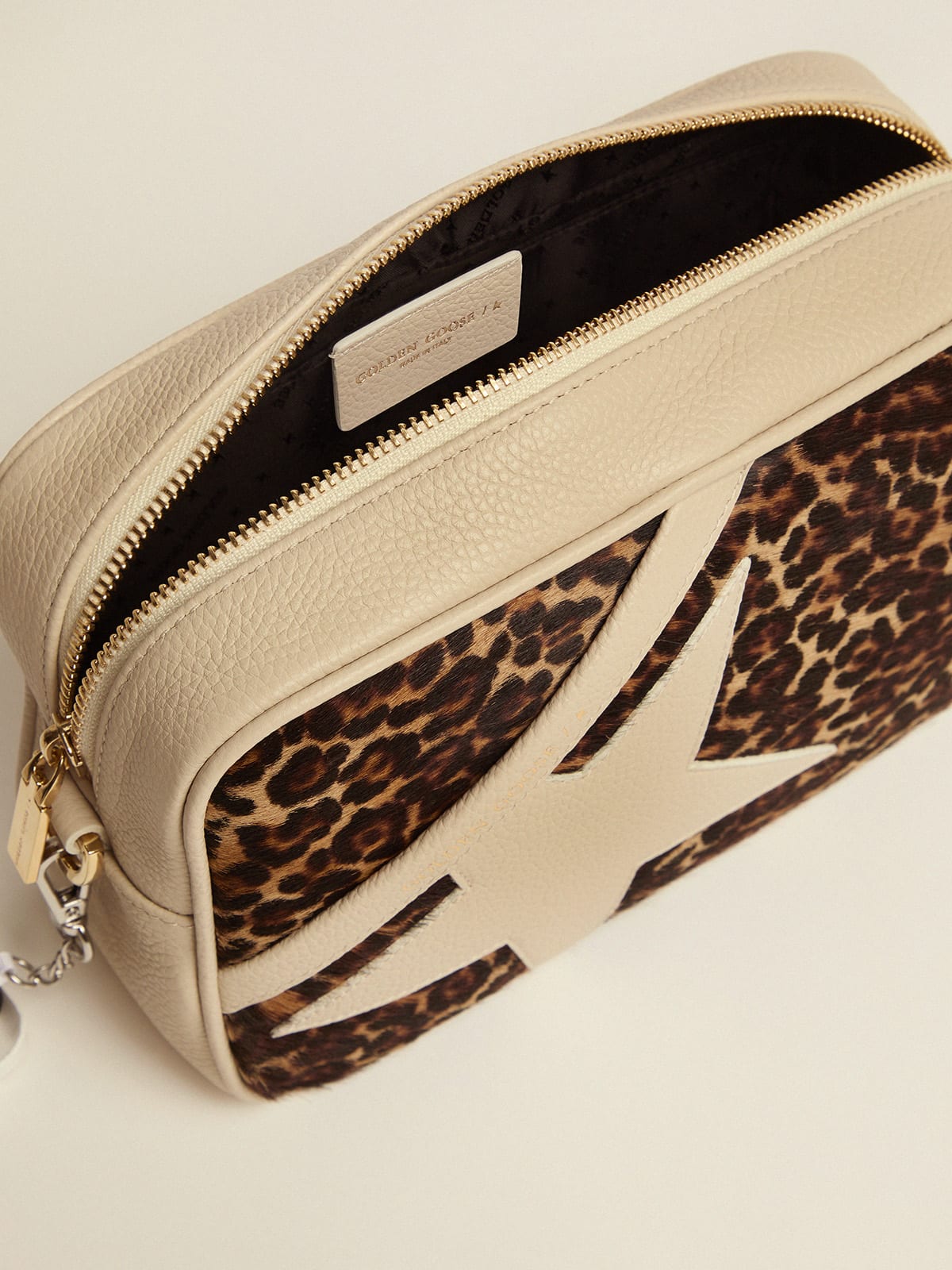 Golden Goose - Tasche Star Bag in Grauweiß mit Einsatz aus Cavallino-Leder mit Leo-Print     in 