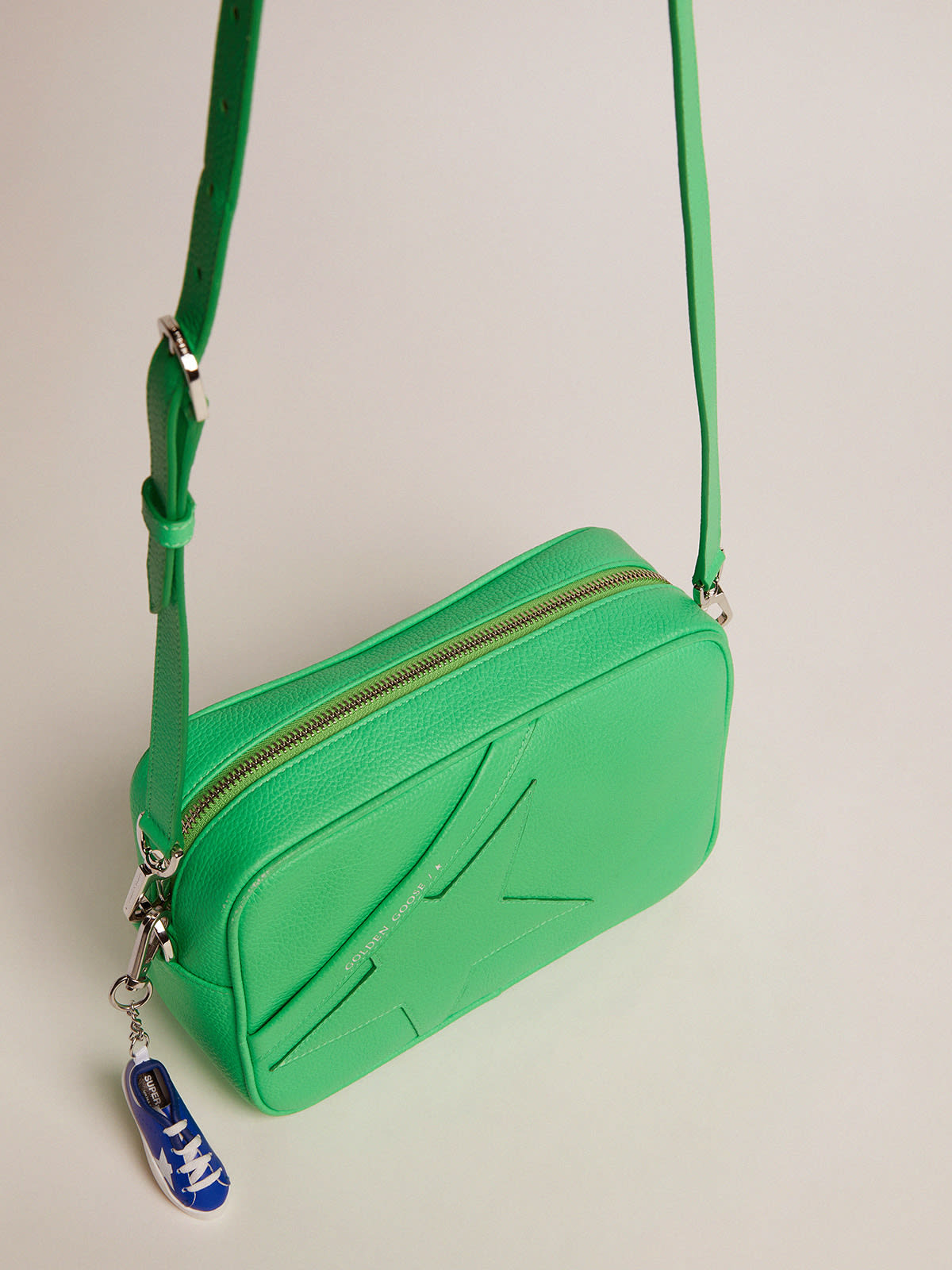 Golden Goose - Bolso Star Bag de piel martillada color verde flúor y estrella tono sobre tono in 
