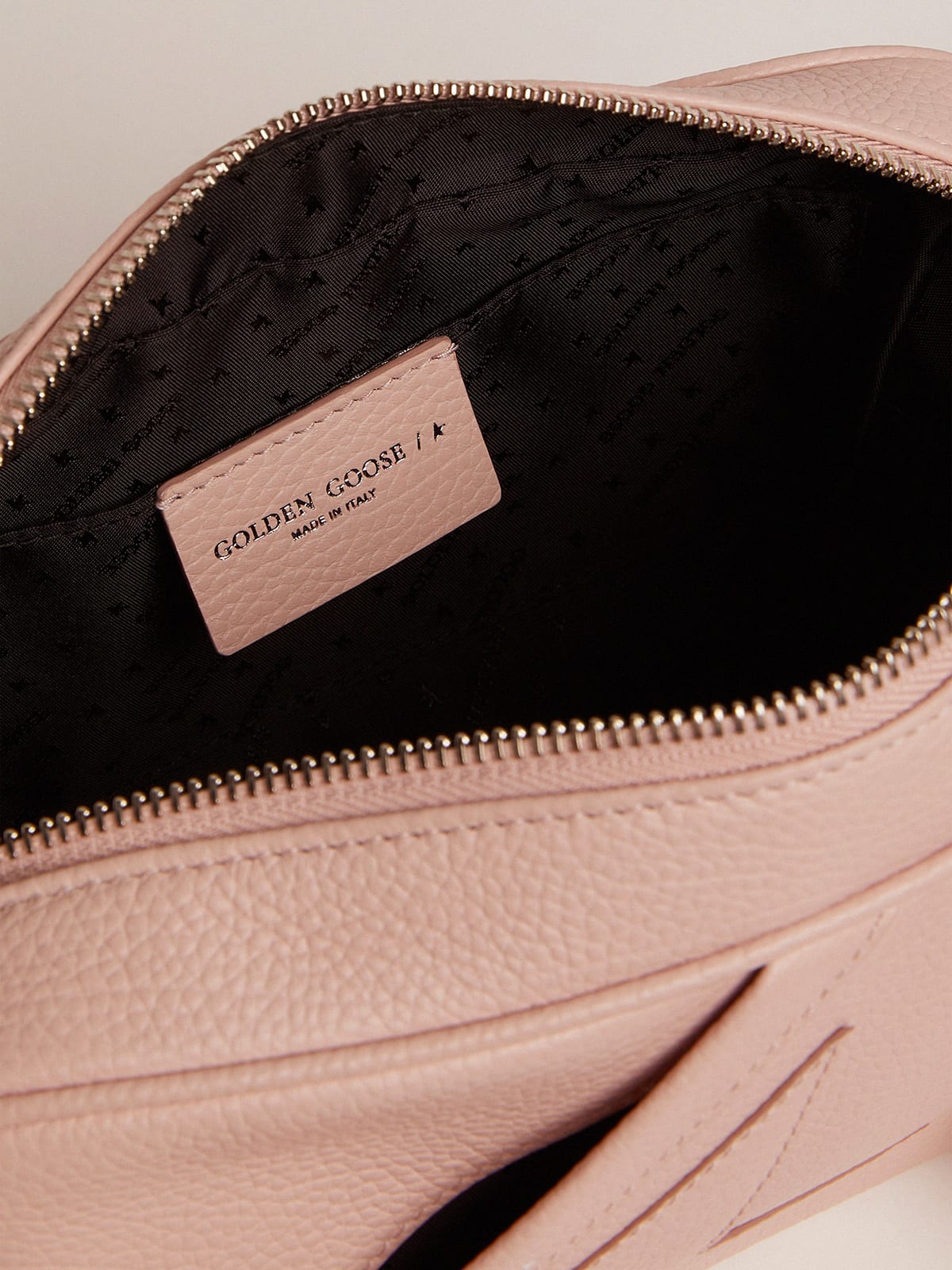 Golden Goose - Bolso Star Bag de piel martillada color rosa cuarzo y estrella tono sobre tono in 