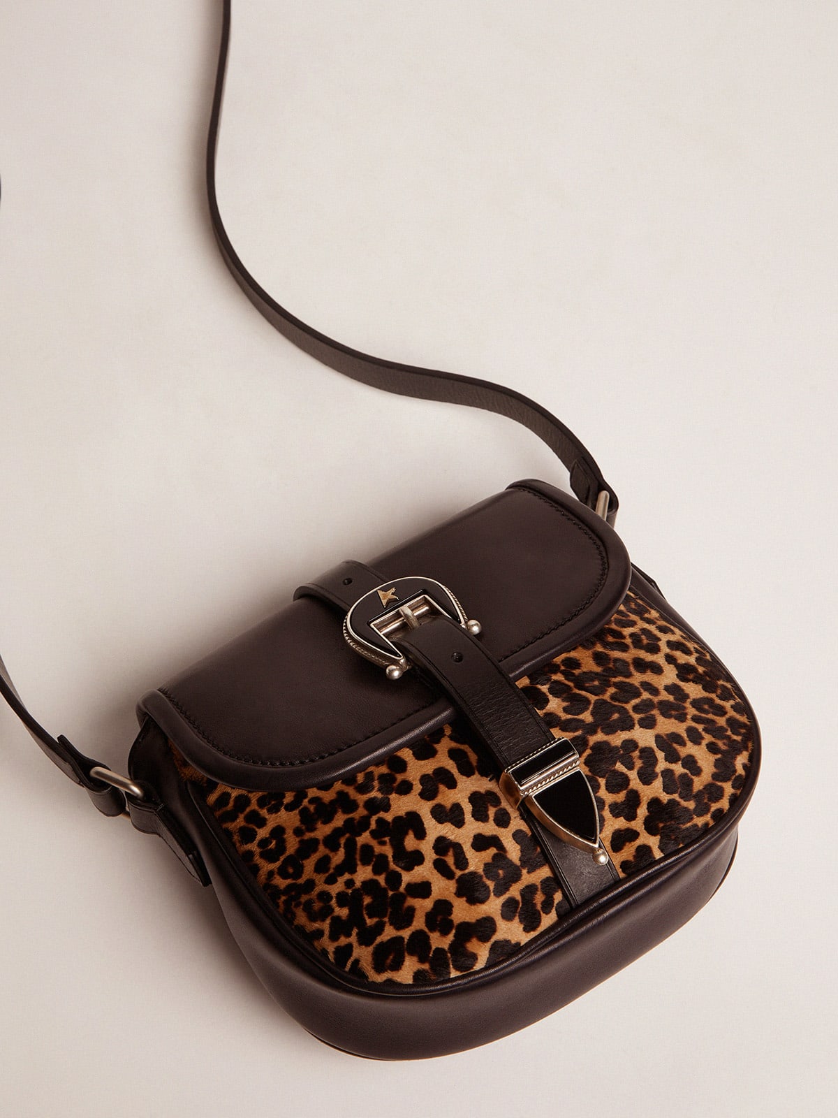 Golden Goose - Bolsa Rodeo pequena de couro preto e couro cavalinho com estampa de leopardo in 