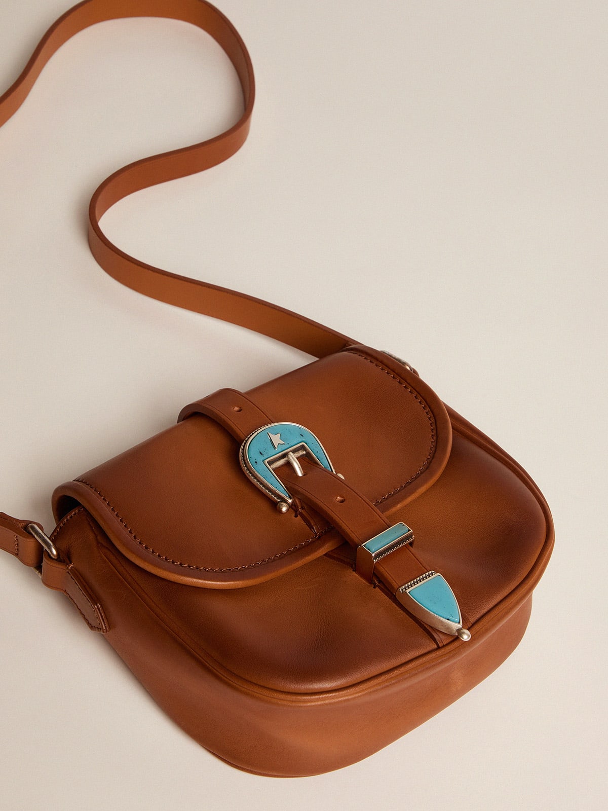 Golden Goose - Petit sac Rodeo Bag en cuir marron clair avec boucle bleu ciel     in 
