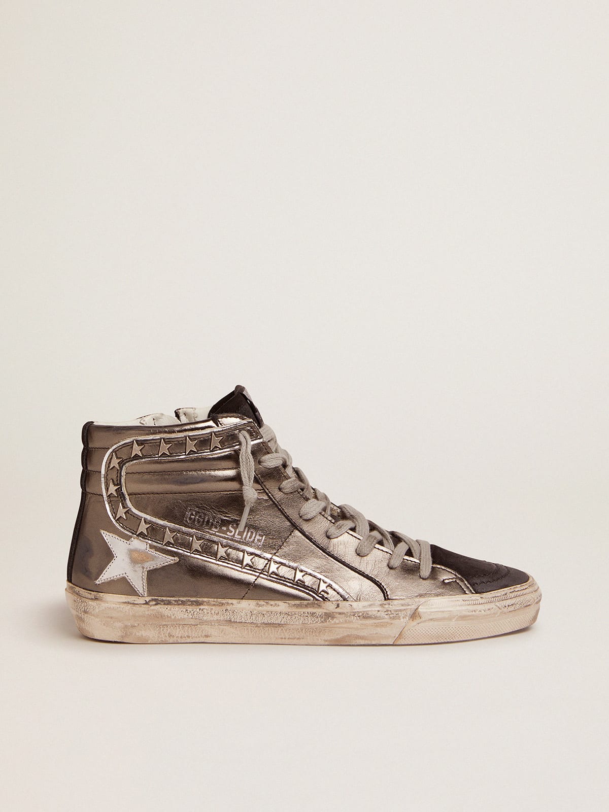 Golden Goose - Damen Slide mit Schaft aus silbernem Metallic-Leder und Nieten in 