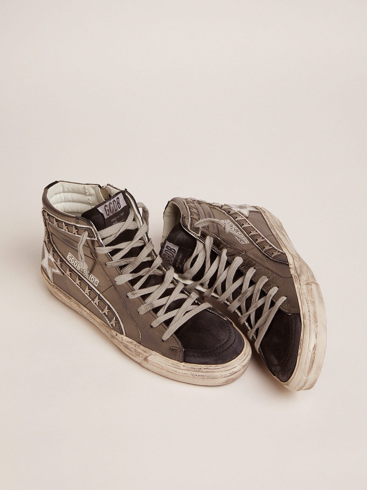 Golden Goose - Sneakers Slide mit Schaft aus silberfarbenem Metallic-Leder und Stern aus Nieten in 