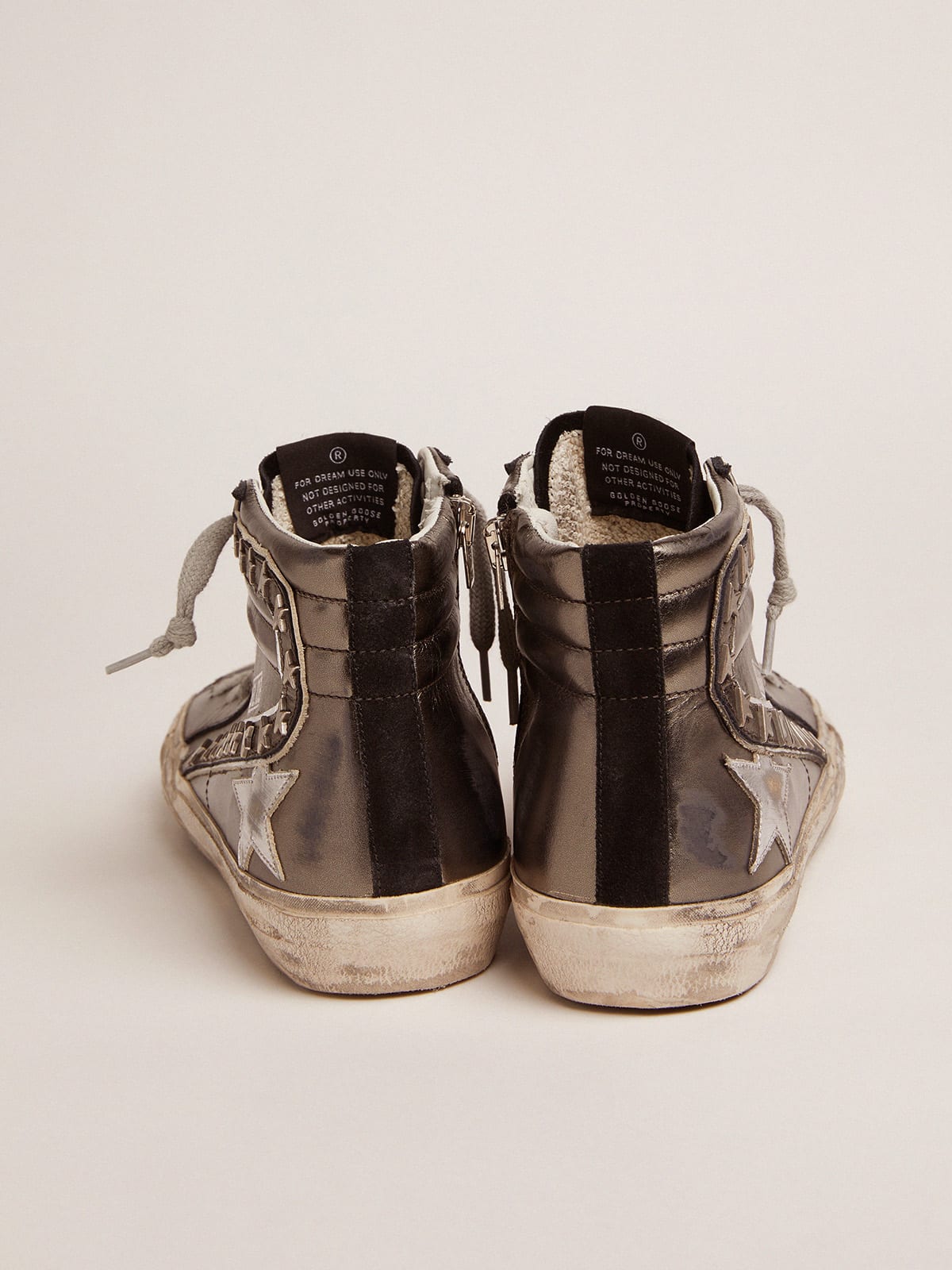 Golden Goose - Damen Slide mit Schaft aus silbernem Metallic-Leder und Nieten in 