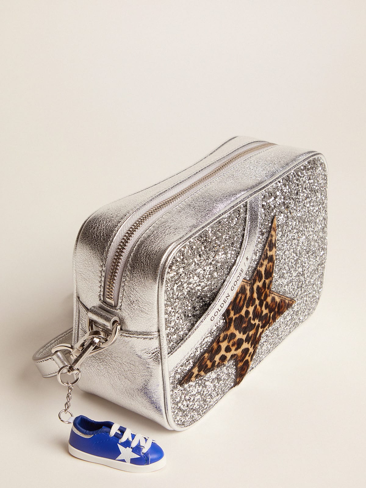 Golden Goose - Sac Star Bag en cuir lamé avec paillettes argentées et étoile en cuir façon poulain à imprimé léopard in 