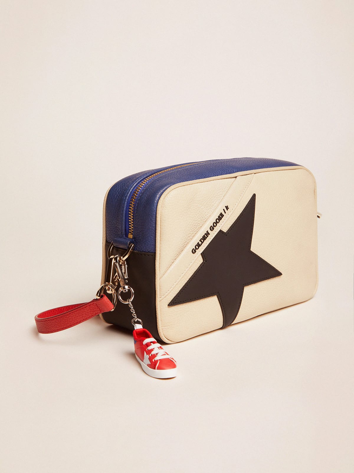 Golden Goose - Tasche Star Bag aus Narbenleder mit neonrosafarbenem Stern in 