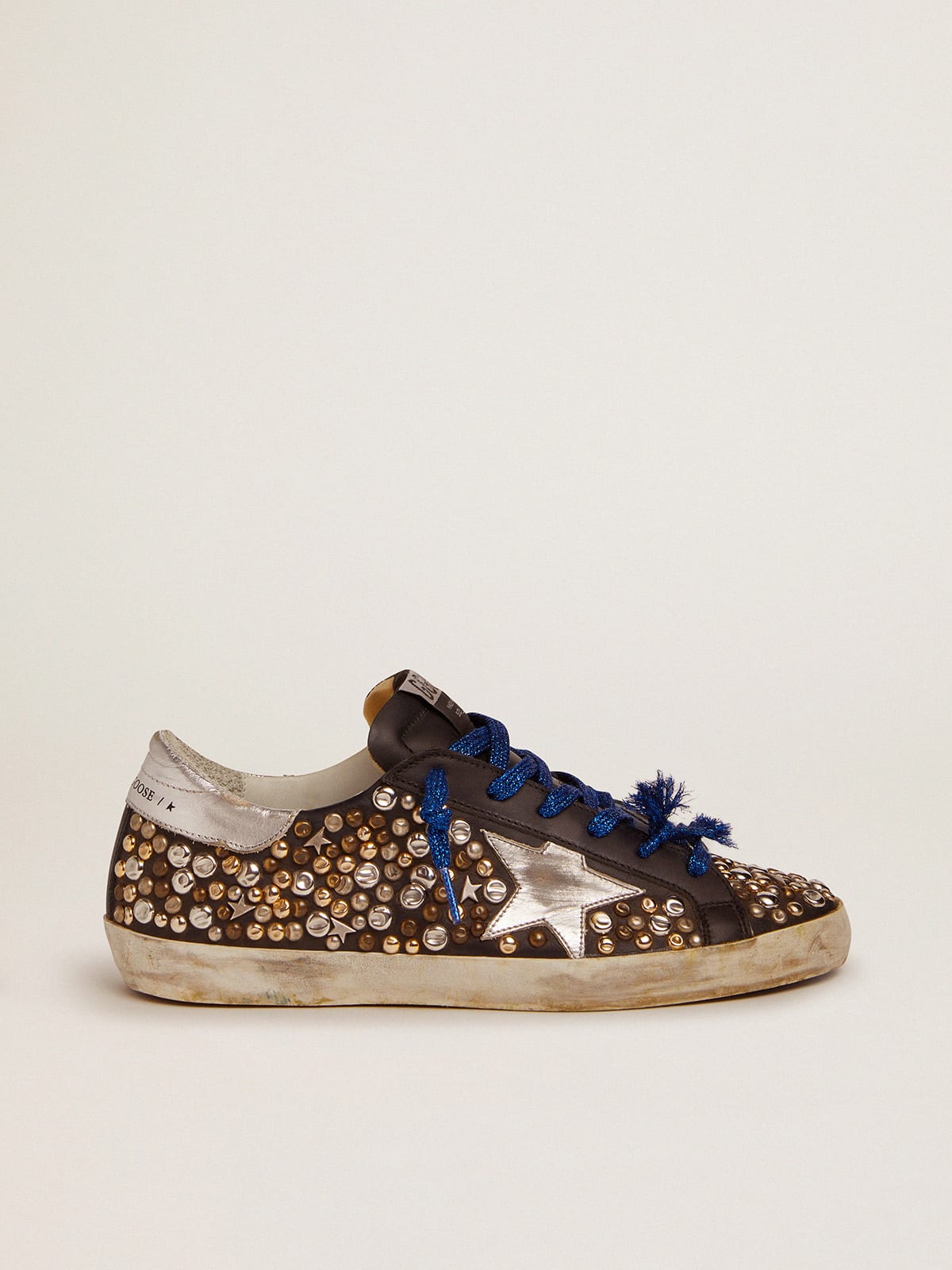 Sneaker Super Star in pelle nera con borchie martellate e stella argento in pelle laminata