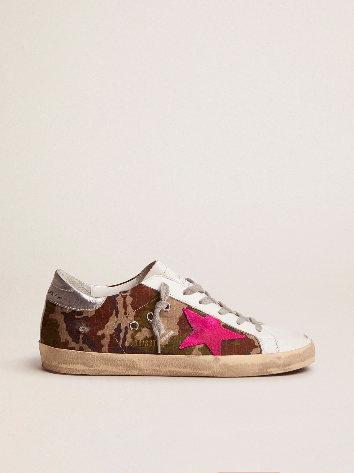 Golden Goose - Super-Star sneakers with camouflage pattern and fuchsia star in 