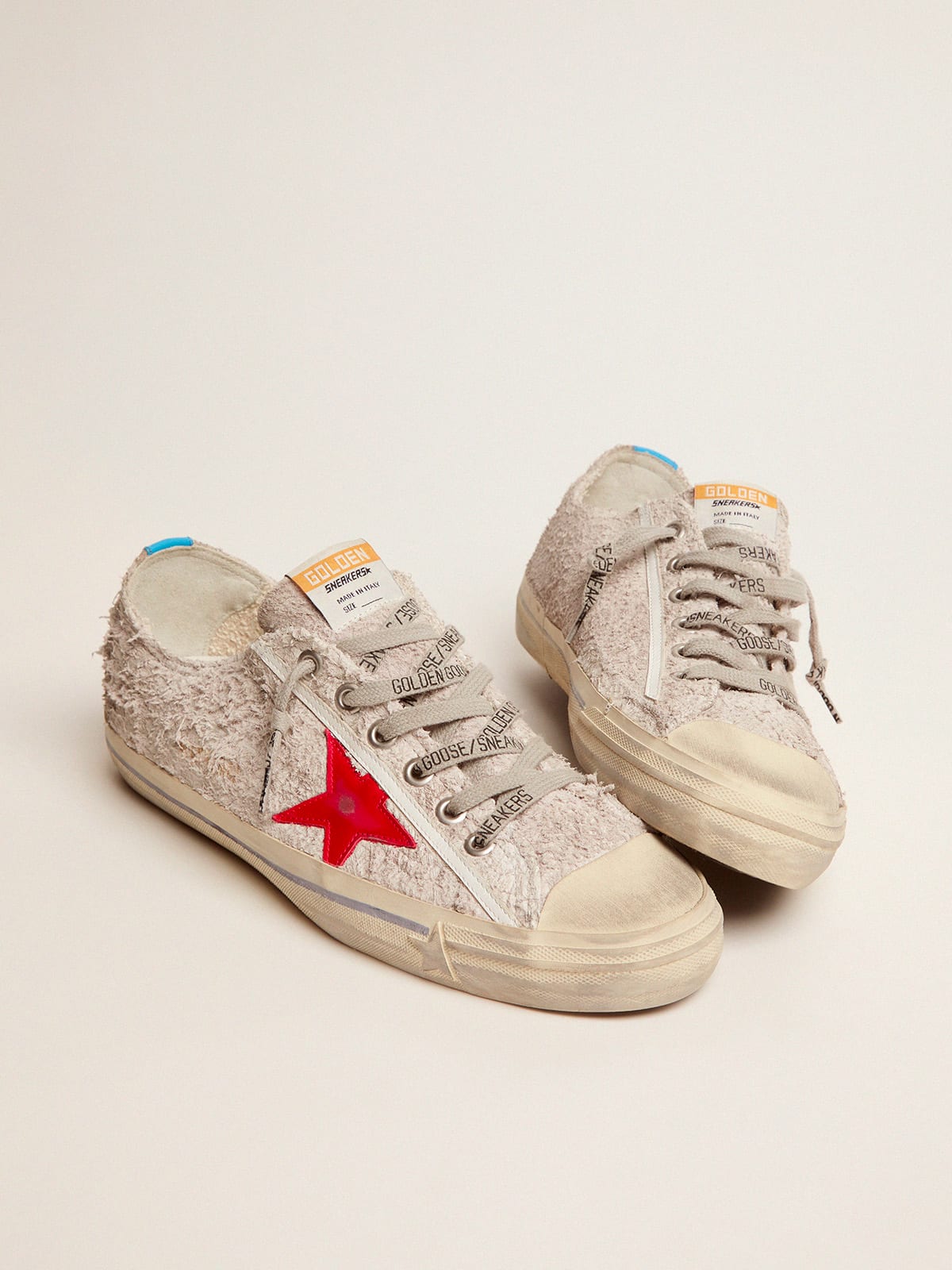 Golden Goose - Sneaker V-Star in suede bianco e stella in pelle rossa in 