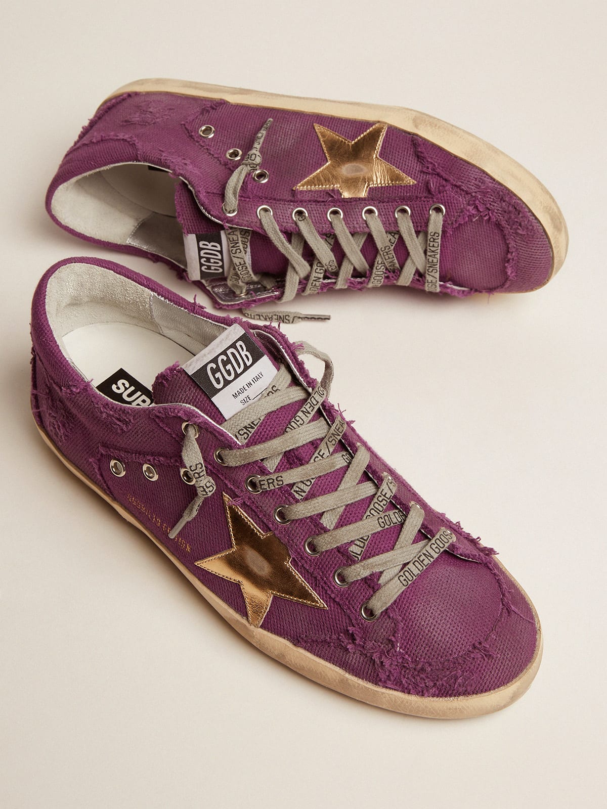 Golden Goose - Women's Super-Star LAB sneakers in purple distressed canvas with gold star   in 