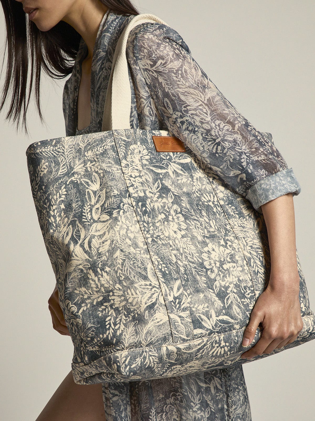 Golden Goose - Golden Resort Capsule Collection canvas Ocean bag in vintage blue with contrasting white toile de jouy print in 