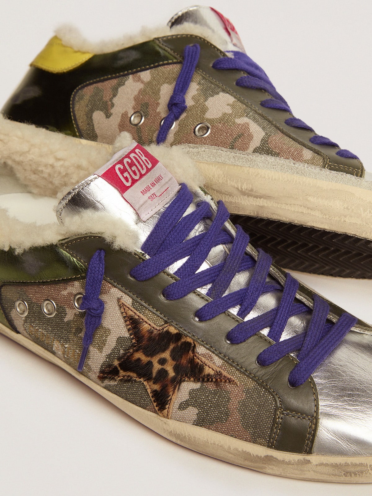 Golden Goose - Super-Star sneakers in platinum laminated leather with black print   in 