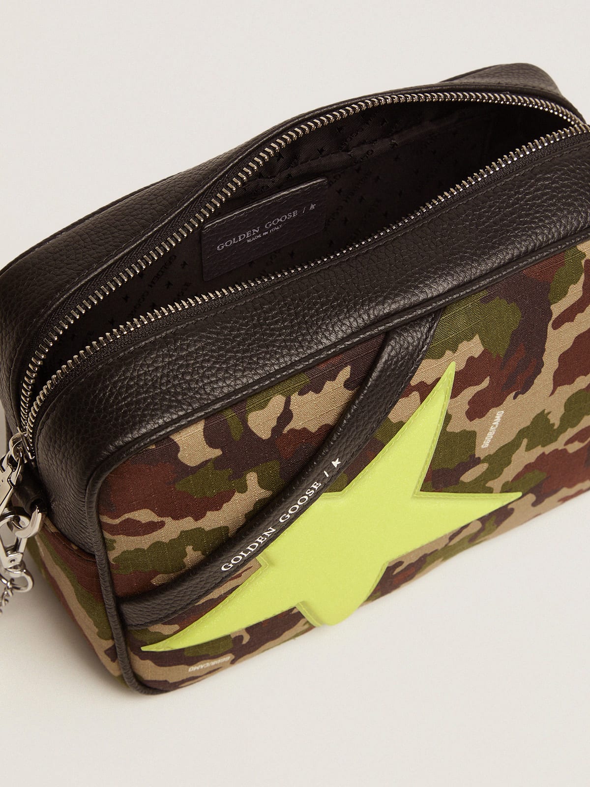 Golden Goose - Tasche Star Bag mit Camouflageprint und neongelbem „Golden Goose“-Stern mit irisierendem feinem Glitzer in 