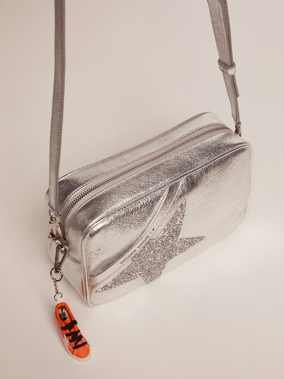 Golden Goose - Silberfarbene Tasche Star Bag aus Metallic-Leder mit Stern aus Swarovski-Kristallen in 