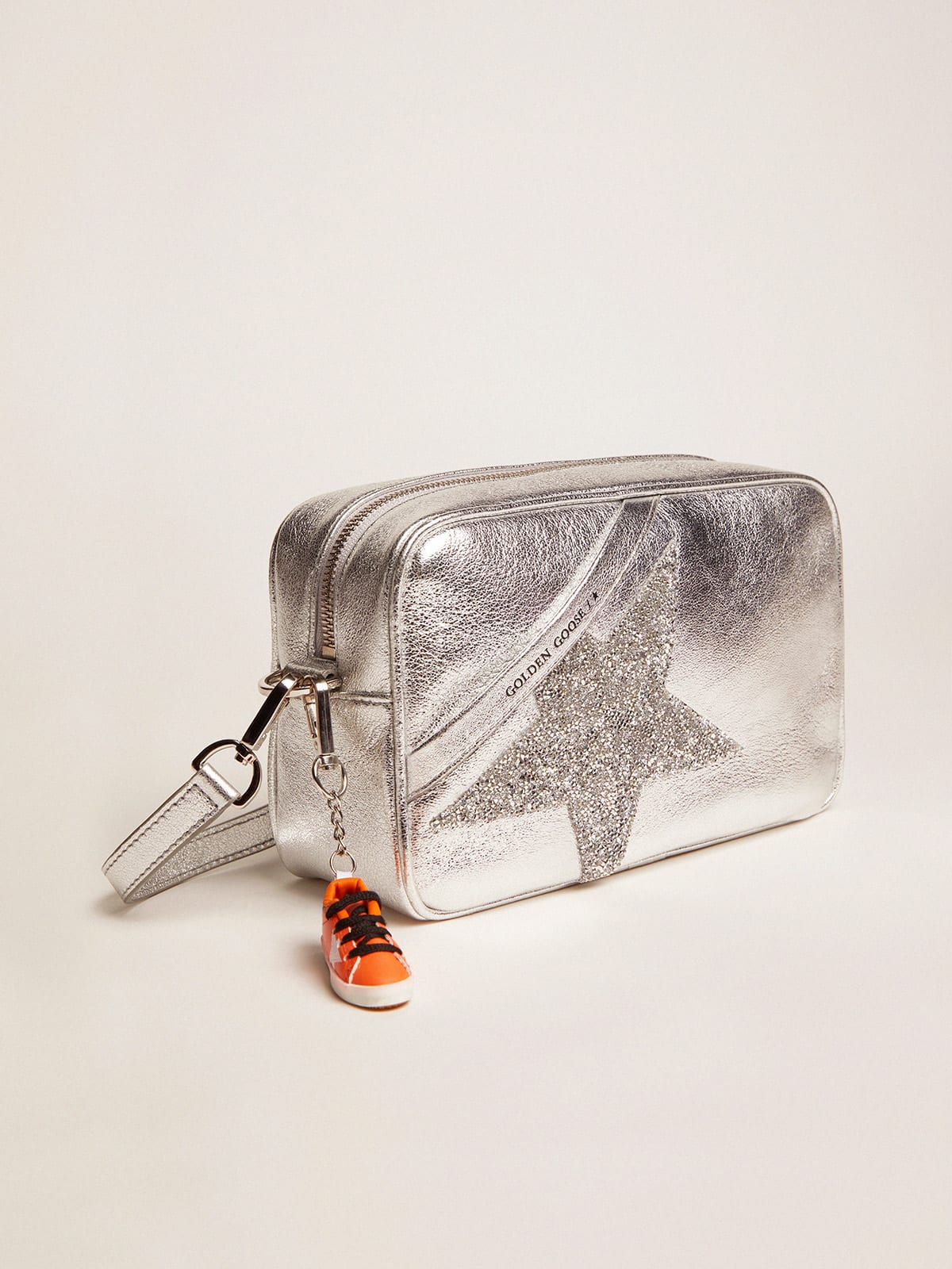 Golden Goose - Silberfarbene Tasche Star Bag aus Metallic-Leder mit Stern aus Swarovski-Kristallen in 