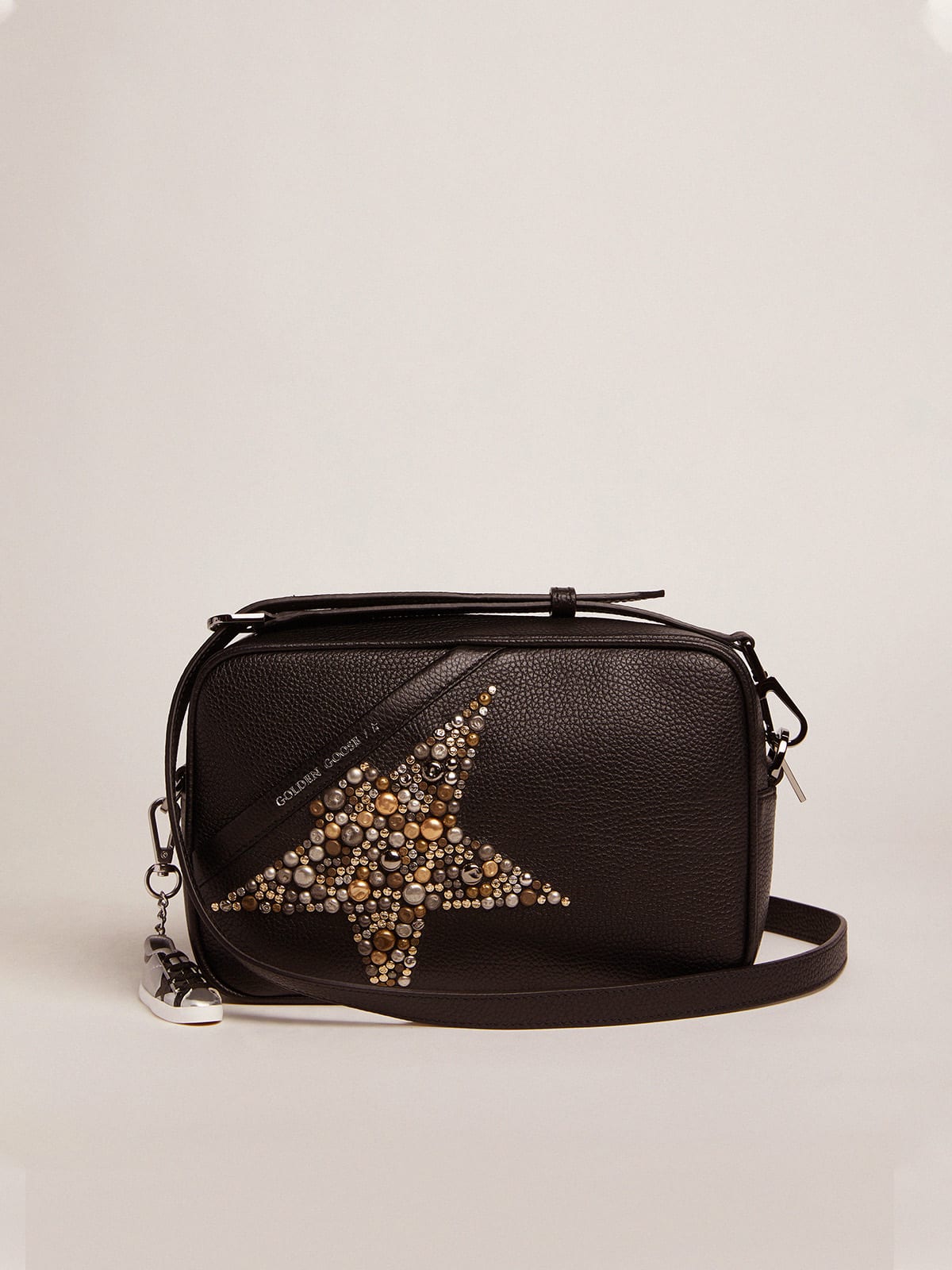 Golden Goose - Sac Star Bag noir en cuir martelé avec étoile cloutée in 