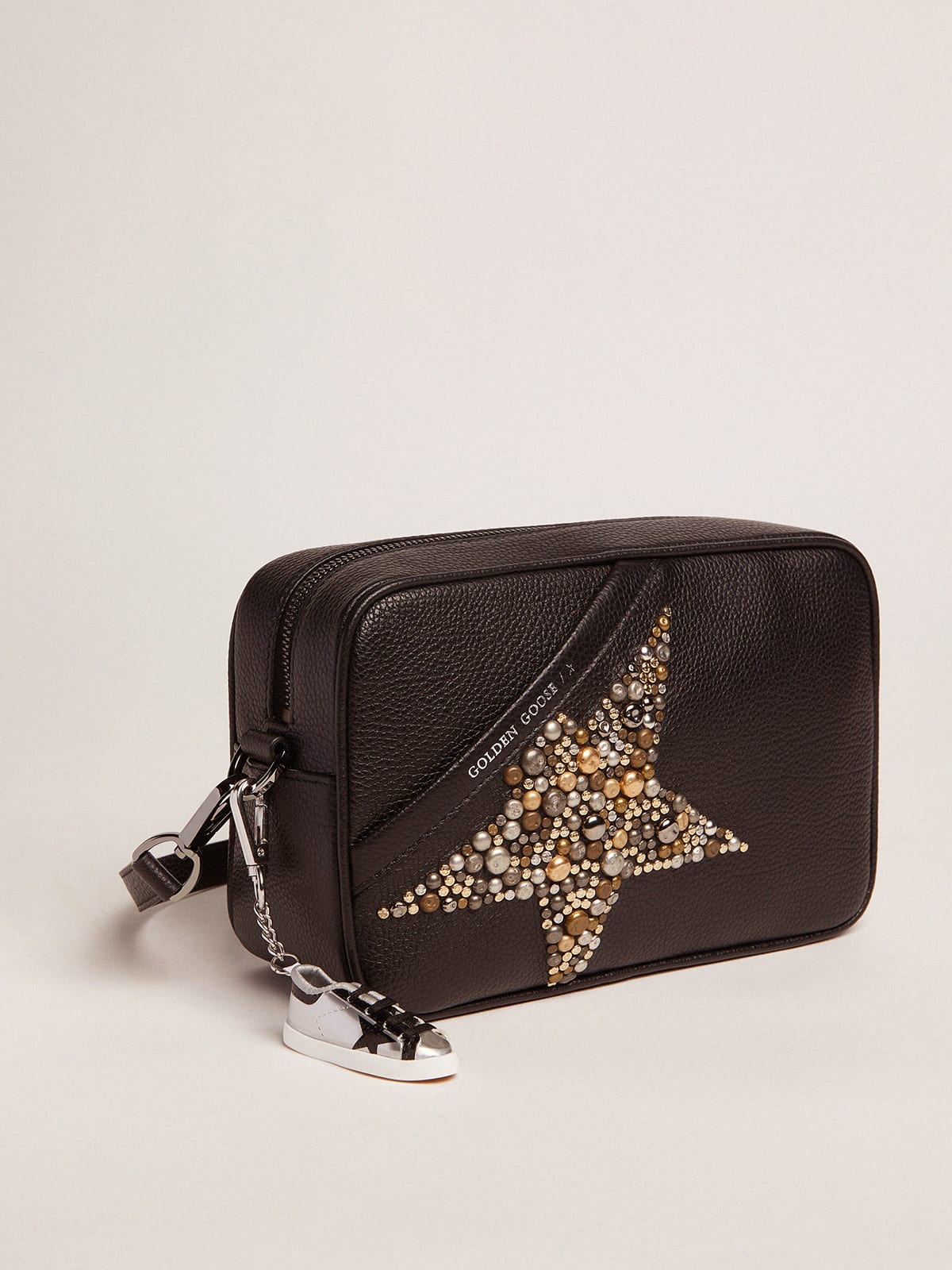 Golden Goose - Sac Star Bag noir en cuir martelé avec étoile cloutée in 