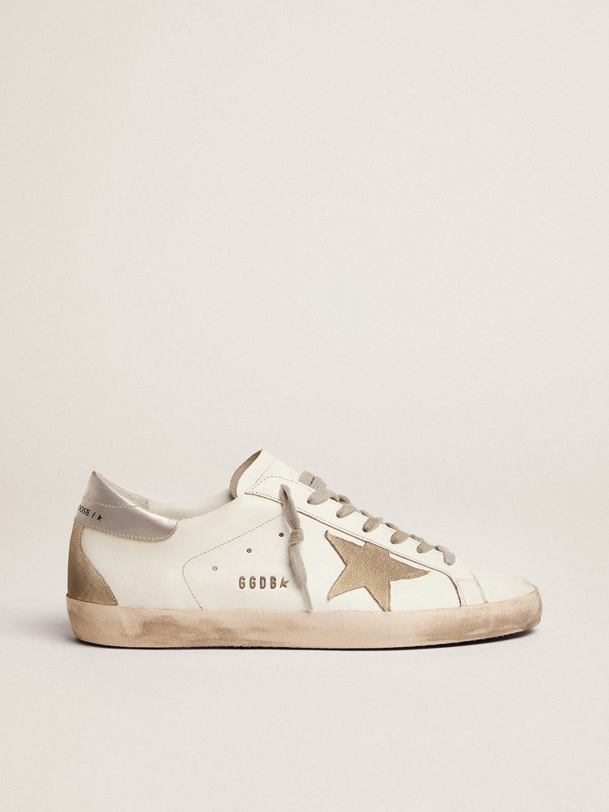 Gaseoso eje añadir Zapatillas deportivas Super-Star de hombre con refuerzo del talón plateado  y motivo de letras con tachuelas de metal | Golden Goose