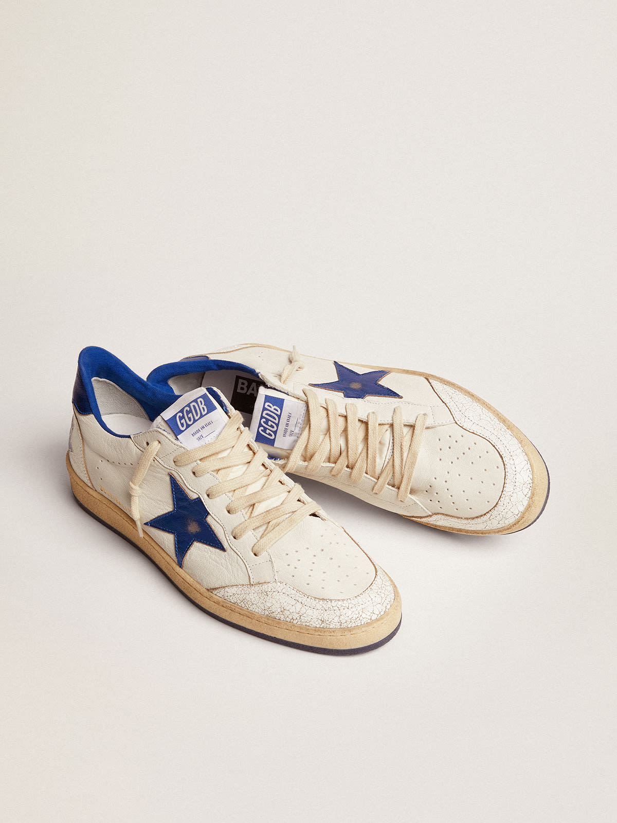 Golden Goose - Sneaker Ball Star aus weißem Nappaleder mit Stern und Fersenpartie aus kornblumenblauem Metallic-Leder in 
