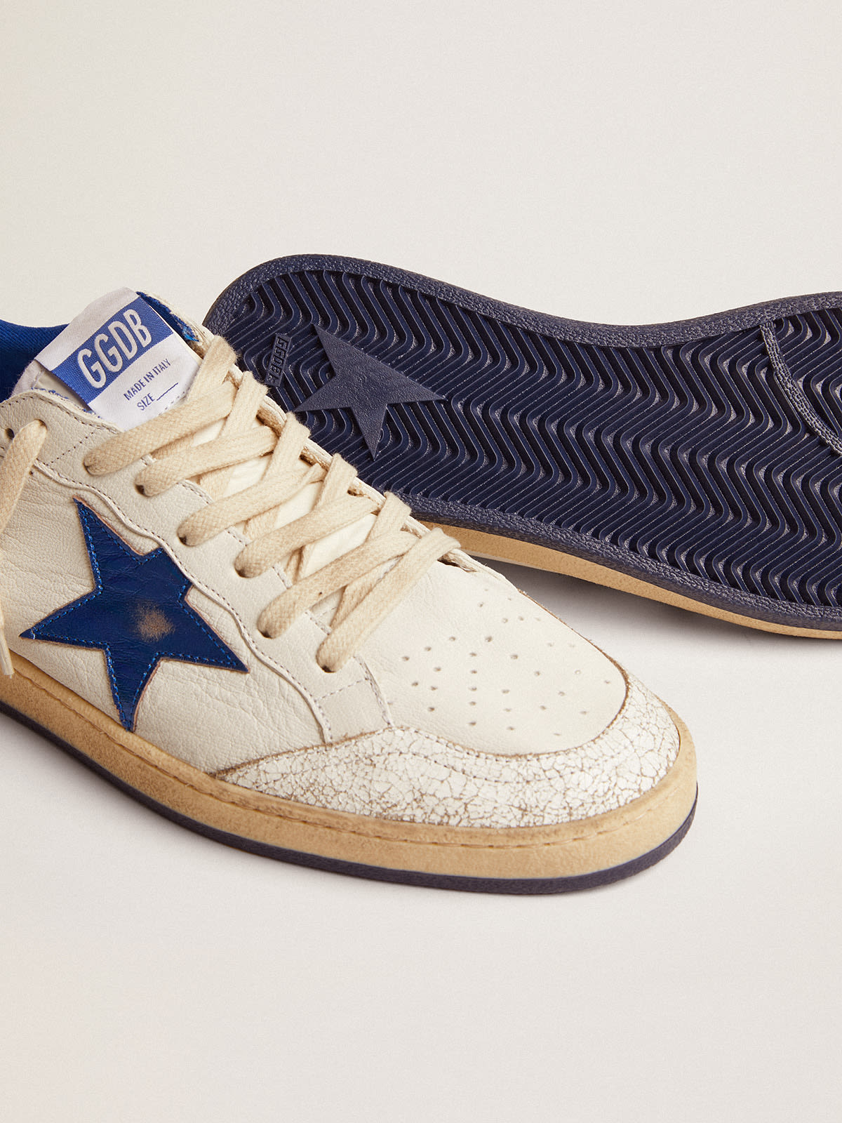 Golden Goose - Sneaker Ball Star aus weißem Nappaleder mit Stern und Fersenpartie aus kornblumenblauem Metallic-Leder in 