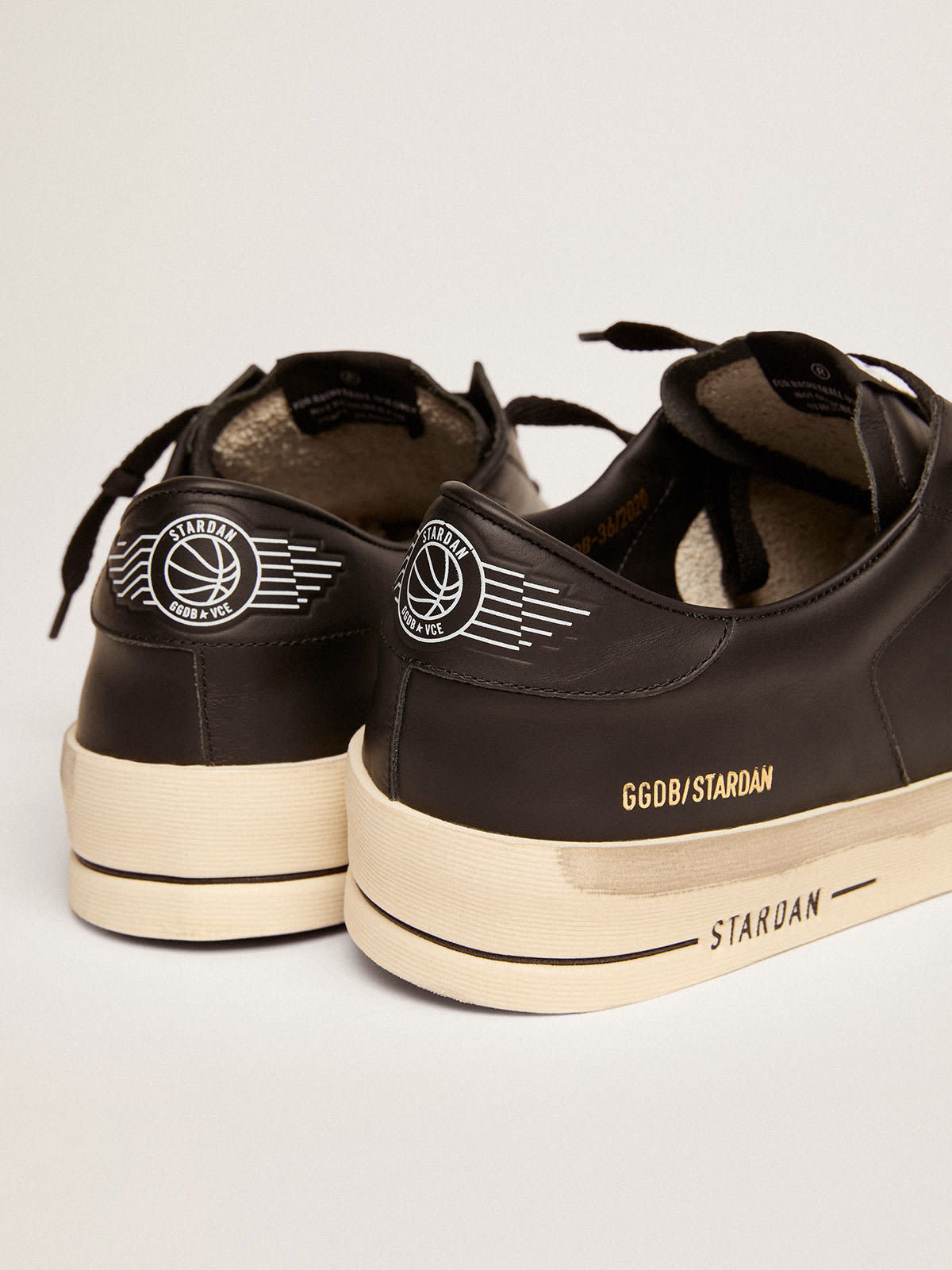Golden Goose - Sneakers Stardan aus Leder in Total Black mit Vintage-Behandlung in 