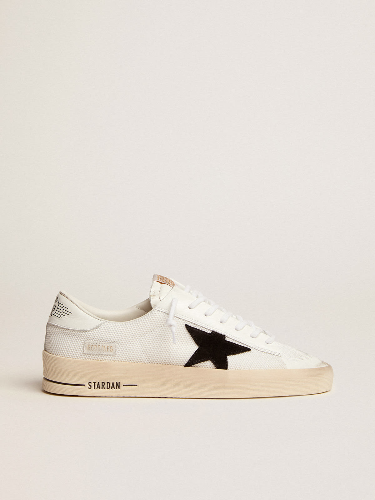 Golden Goose - Stardan homme en résille blanche avec étoile en daim noir in 