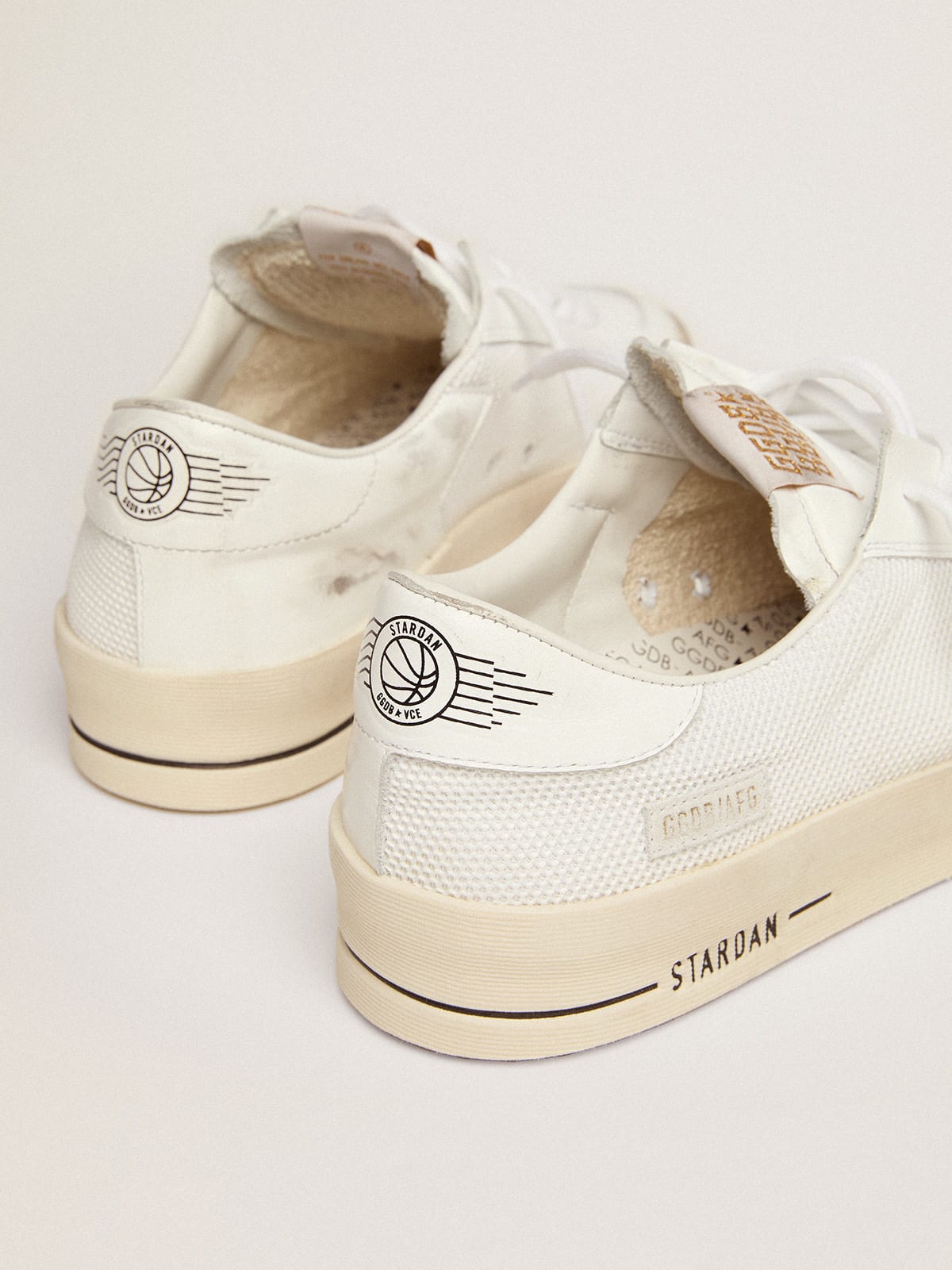 Golden Goose - Sneakers Stardan en résille blanche avec étoile en daim noir et contrefort en cuir blanc in 