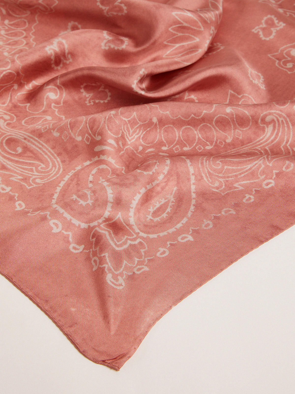 Golden Goose - Foulard  color rosa antico con motivo plaisley in 