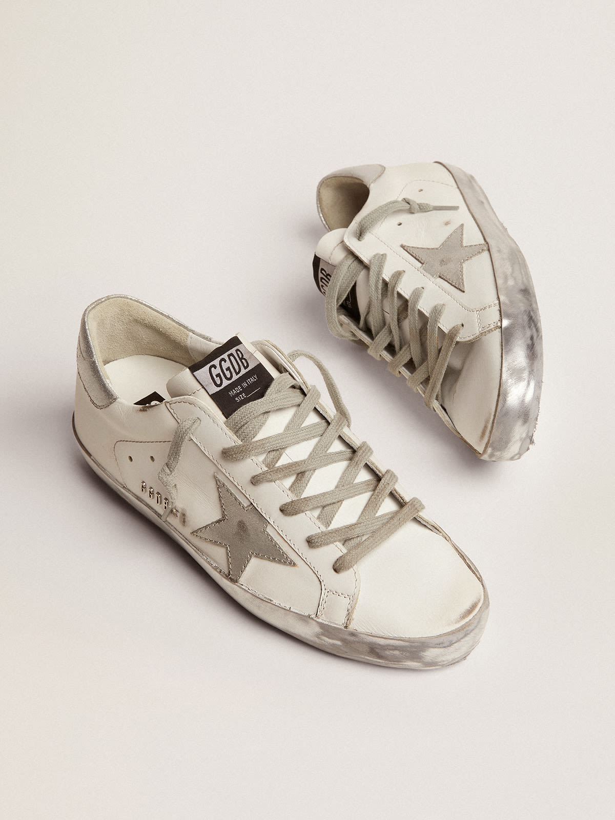 Golden Goose - Sneakers Super-Star mit Sparkle-Foxing in Silber und Metal Studs-Lettering in 
