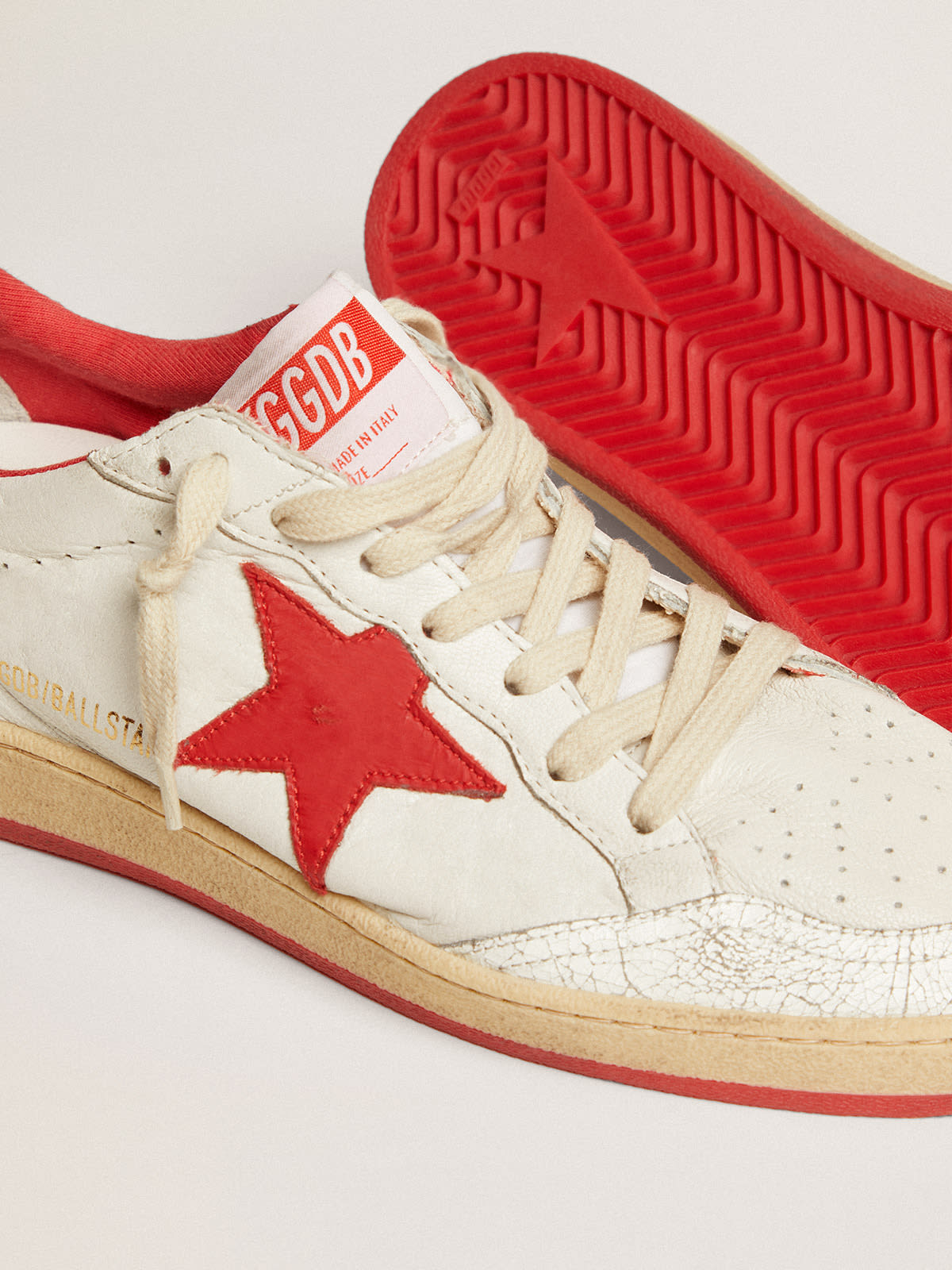 Golden Goose - Ball Star femme en cuir blanc avec étoile et contrefort rouges in 