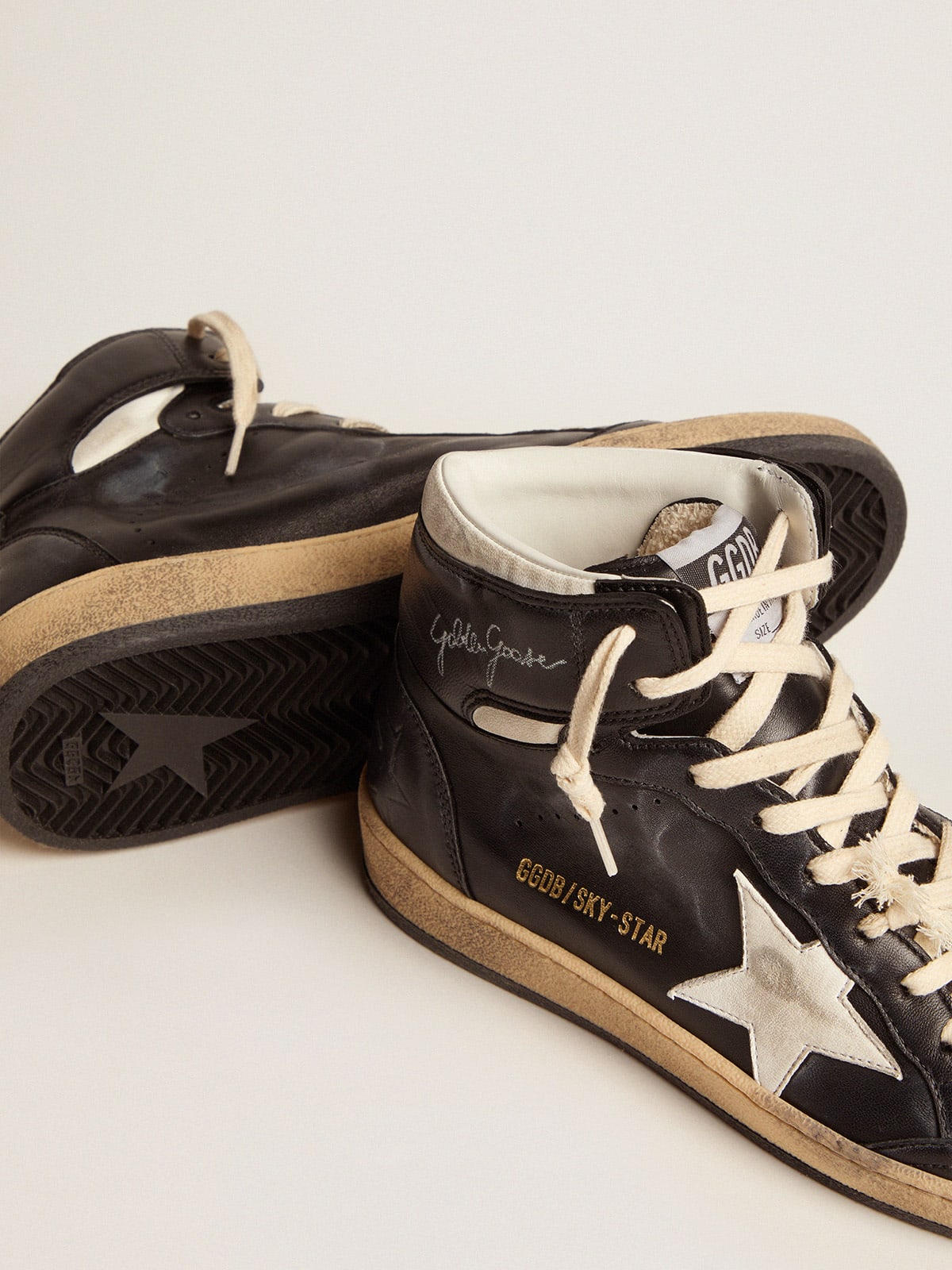 Golden Goose - Sneakers Sky-Star en cuir nappa noir avec étoile en cuir nappa blanc in 