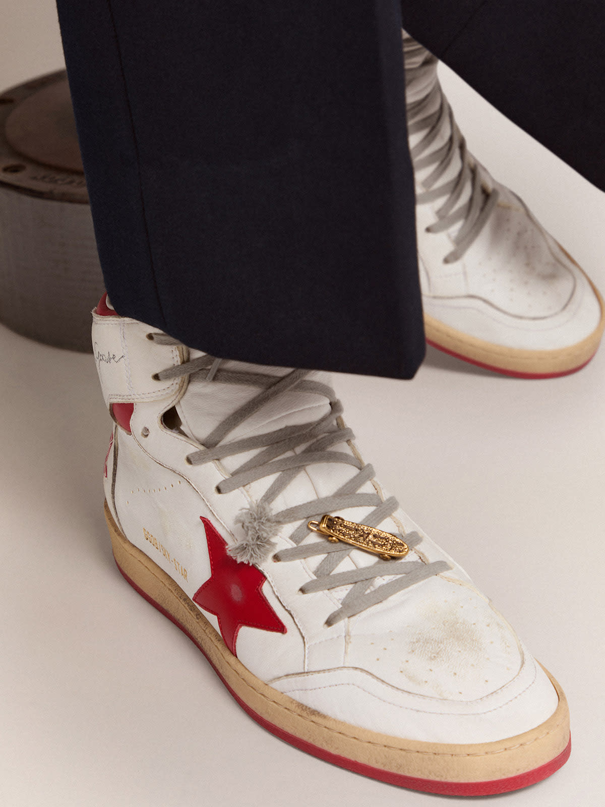 Golden Goose - Men's lace accessory in old gold color in the shape of a skateboard in 