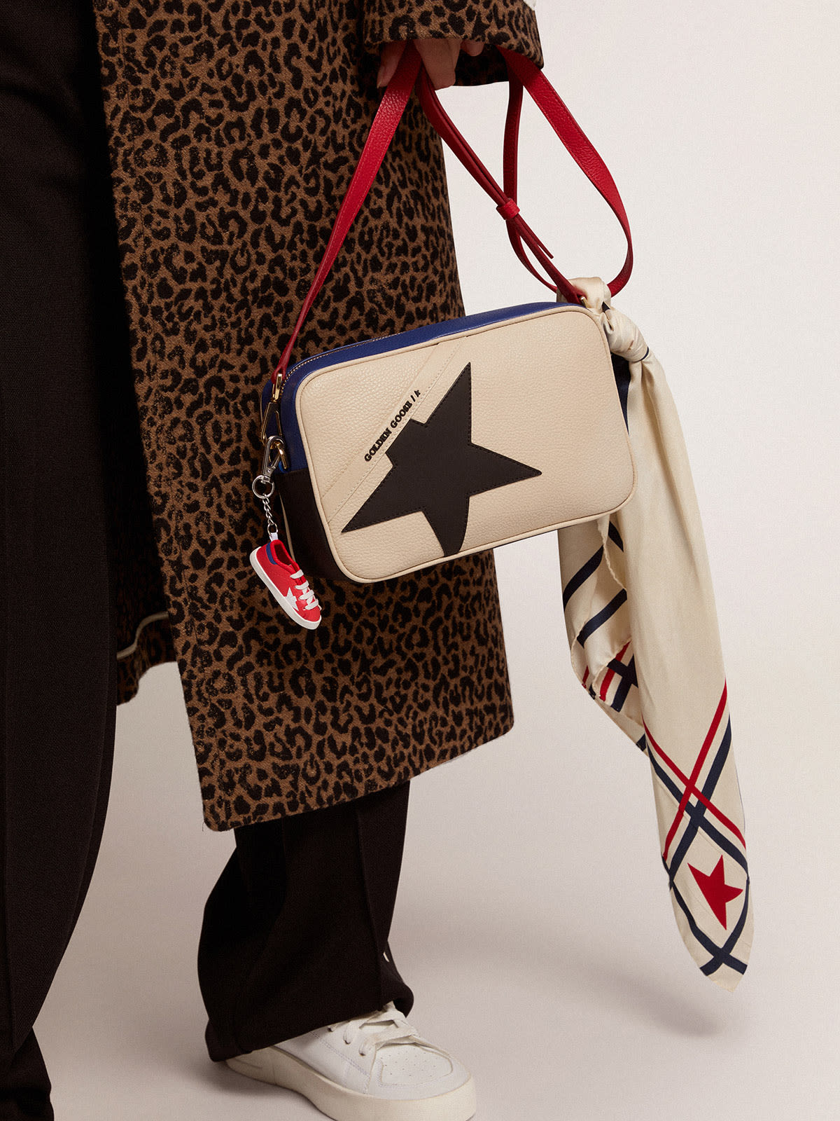 Golden Goose - Tasche Star Bag aus Narbenleder mit neonrosafarbenem Stern in 