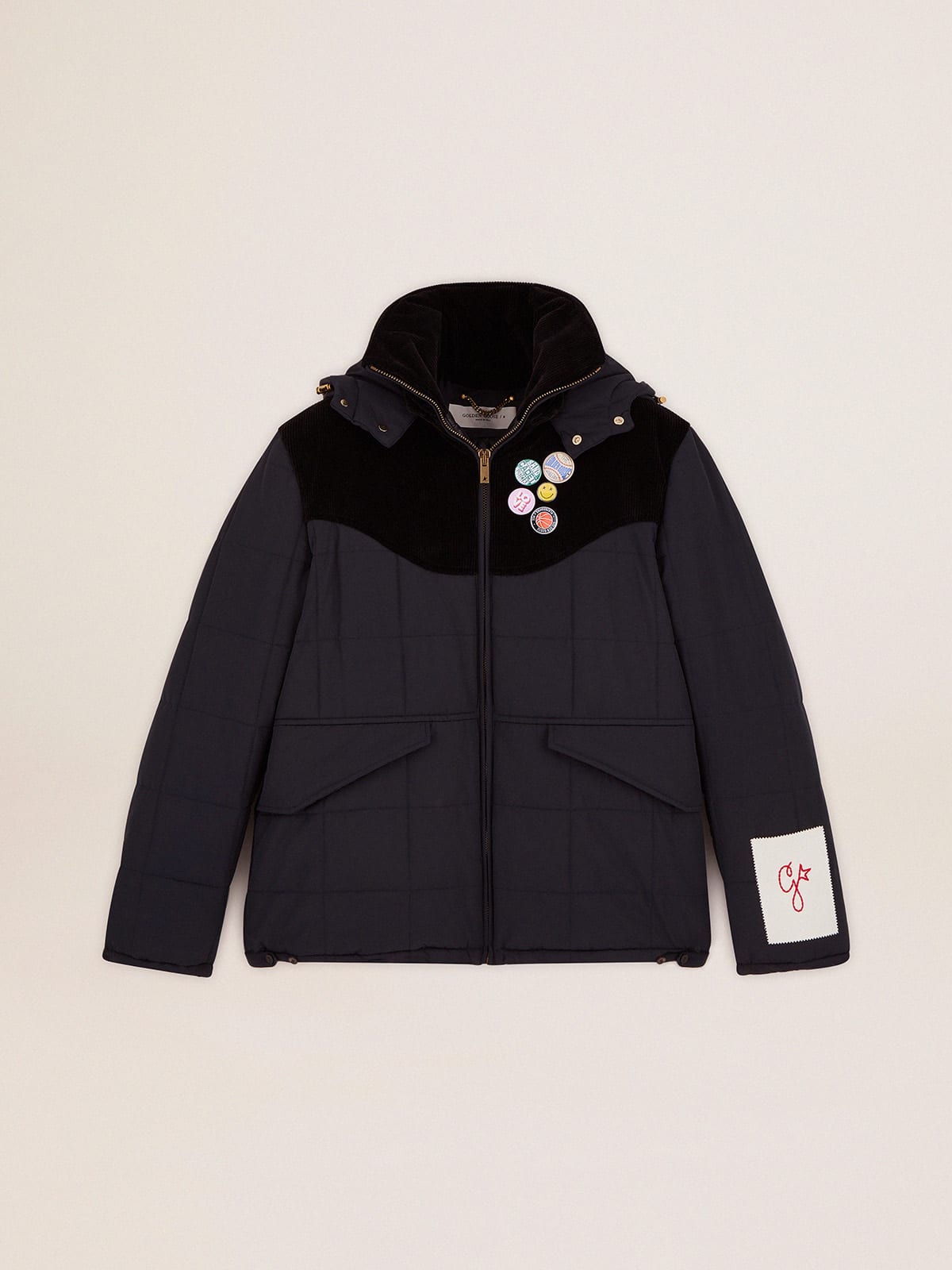 The puffer jacket full zip front closure, adorned with a stylish zipper