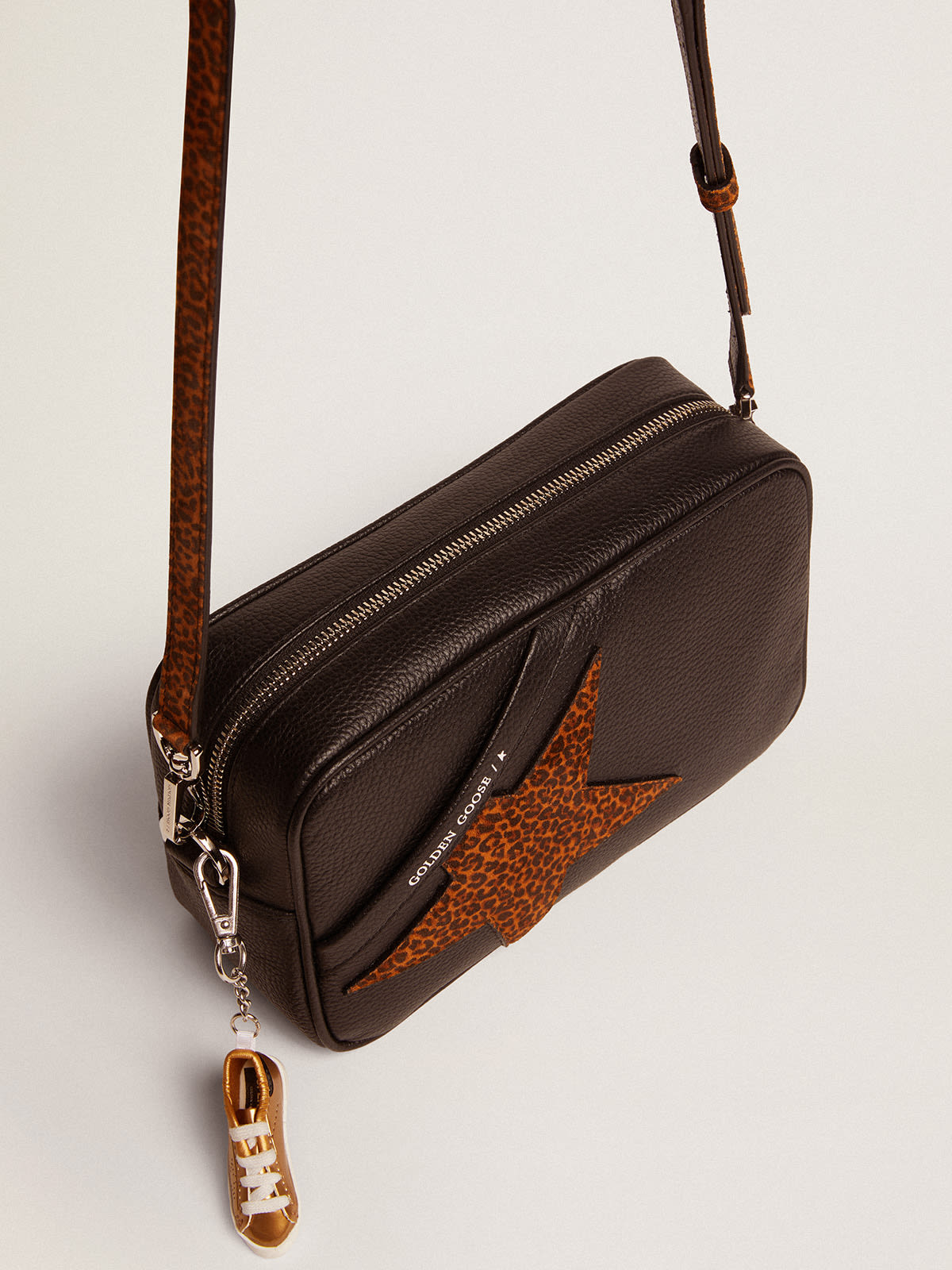 Golden Goose - Bolso Star Bag de piel de color negro con estrella de ante estampado leopardo in 