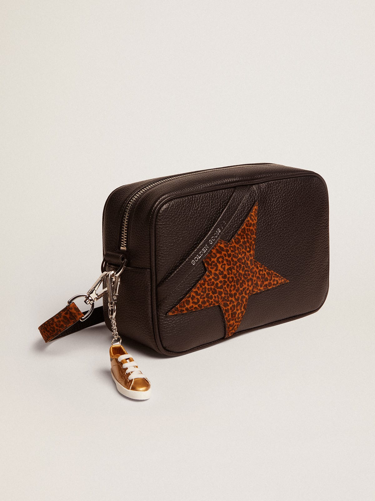 Golden Goose - Bolso Star Bag de piel de color negro con estrella de ante estampado leopardo in 