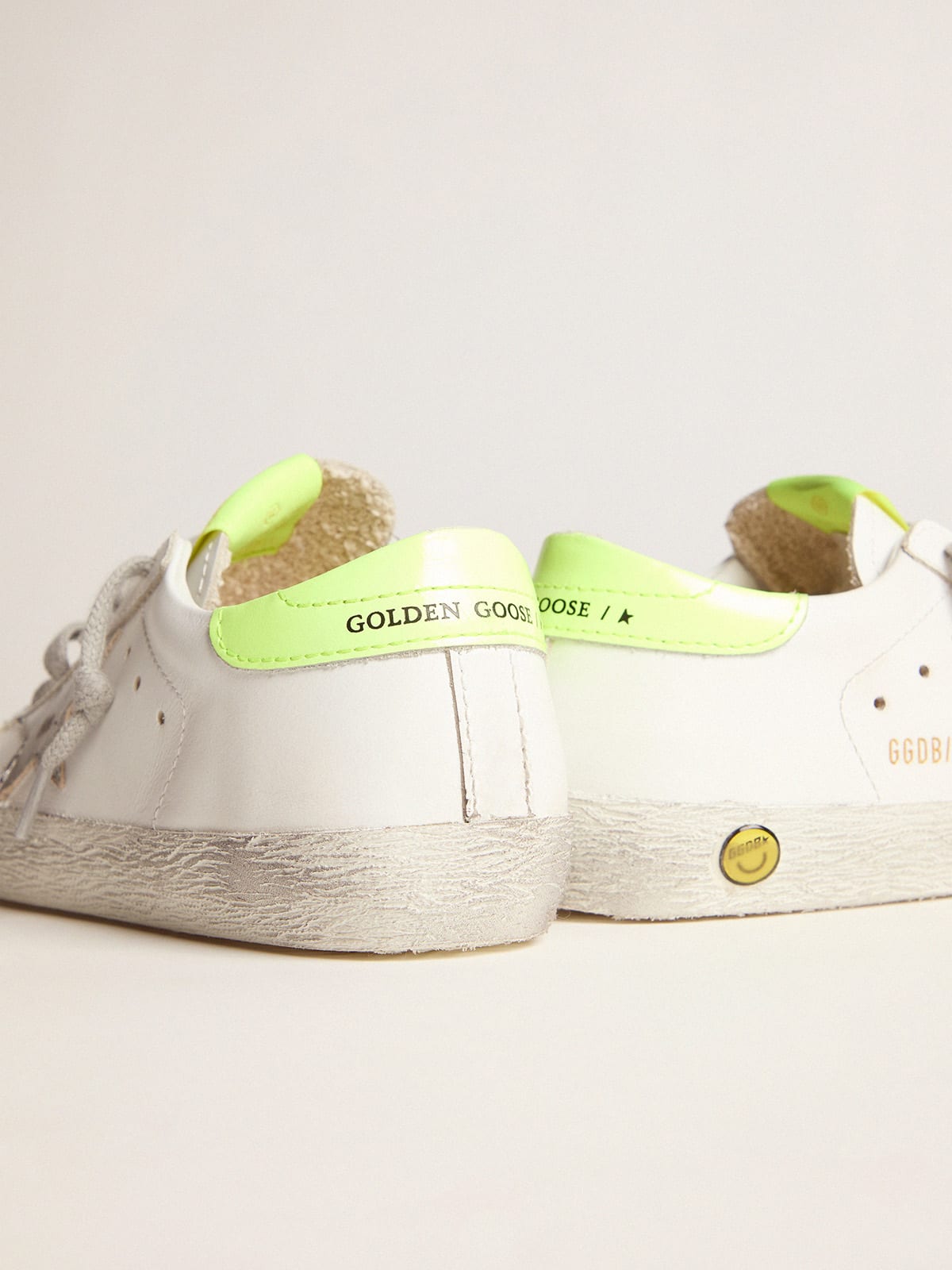 Golden Goose - Sneakers Super-Star mit neongelber Fersenpartie und silberfarbenem Stern in 