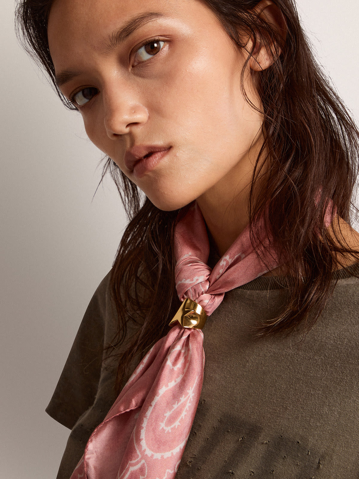 Golden Goose - Foulard  color rosa antico con motivo plaisley in 