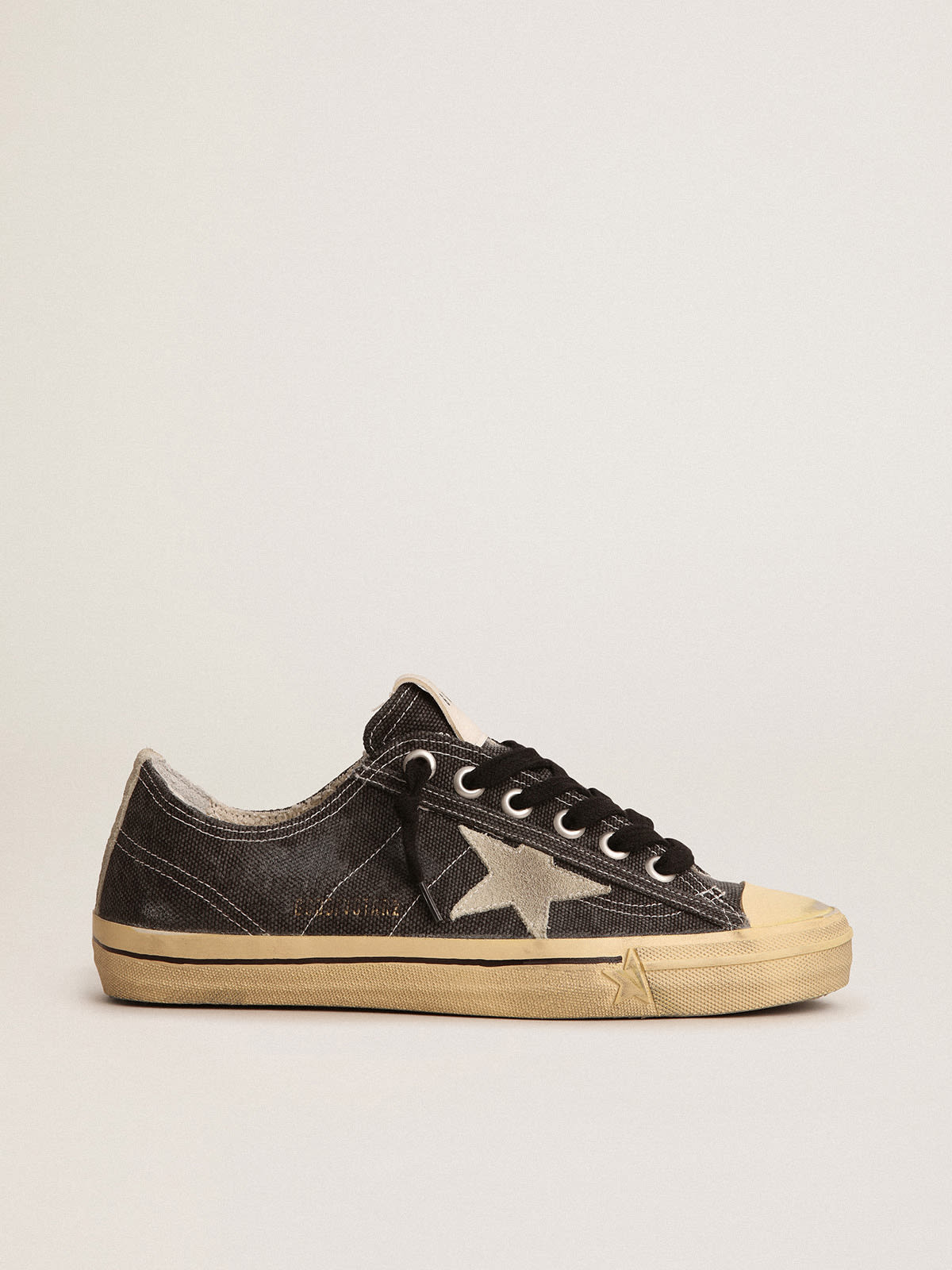 Golden Goose - Sneaker V-Star LTD in canvas nero con stella e talloncino in suede color grigio ghiaccio in 