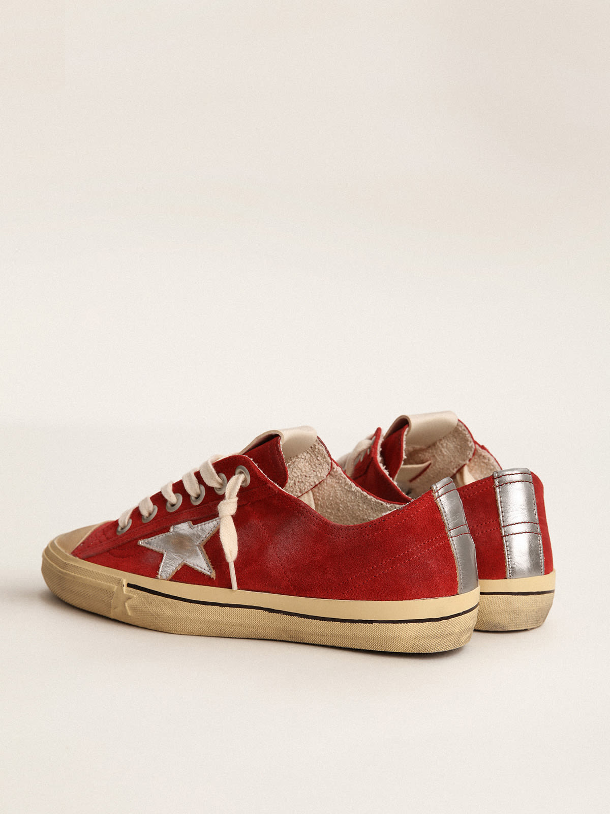 Golden Goose - Sneaker V-Star LTD in suede color rosso scuro con stella e talloncino in pelle laminata color argento in 