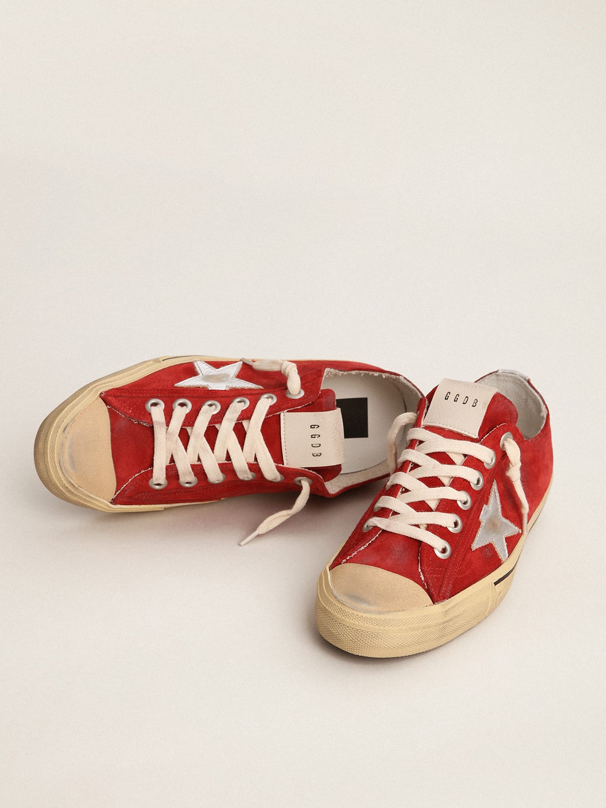 Golden Goose - Sneaker V-Star LTD in suede color rosso scuro con stella e talloncino in pelle laminata color argento in 