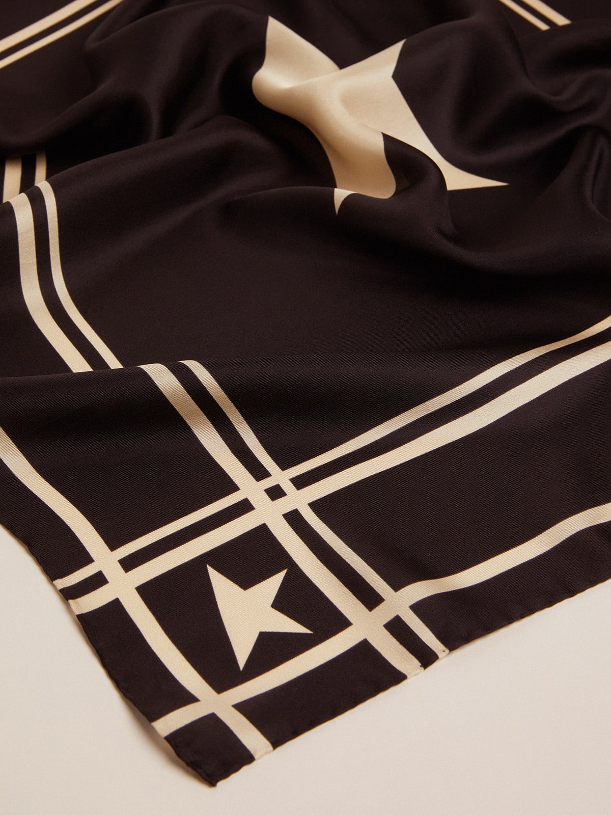 Golden Goose - Schwarzes Halstuch mit kontrastierenden weißen Streifen und Sternen in 