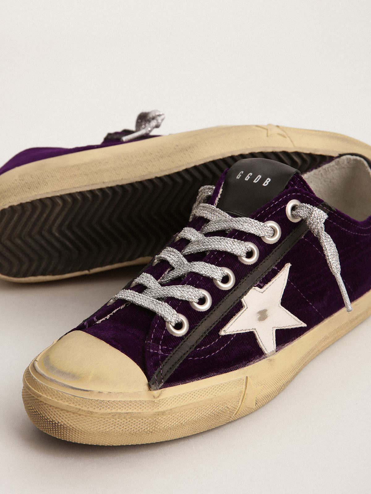 Golden Goose - Sneakers V-Star LTD en velours violet avec étoile en cuir blanc in 
