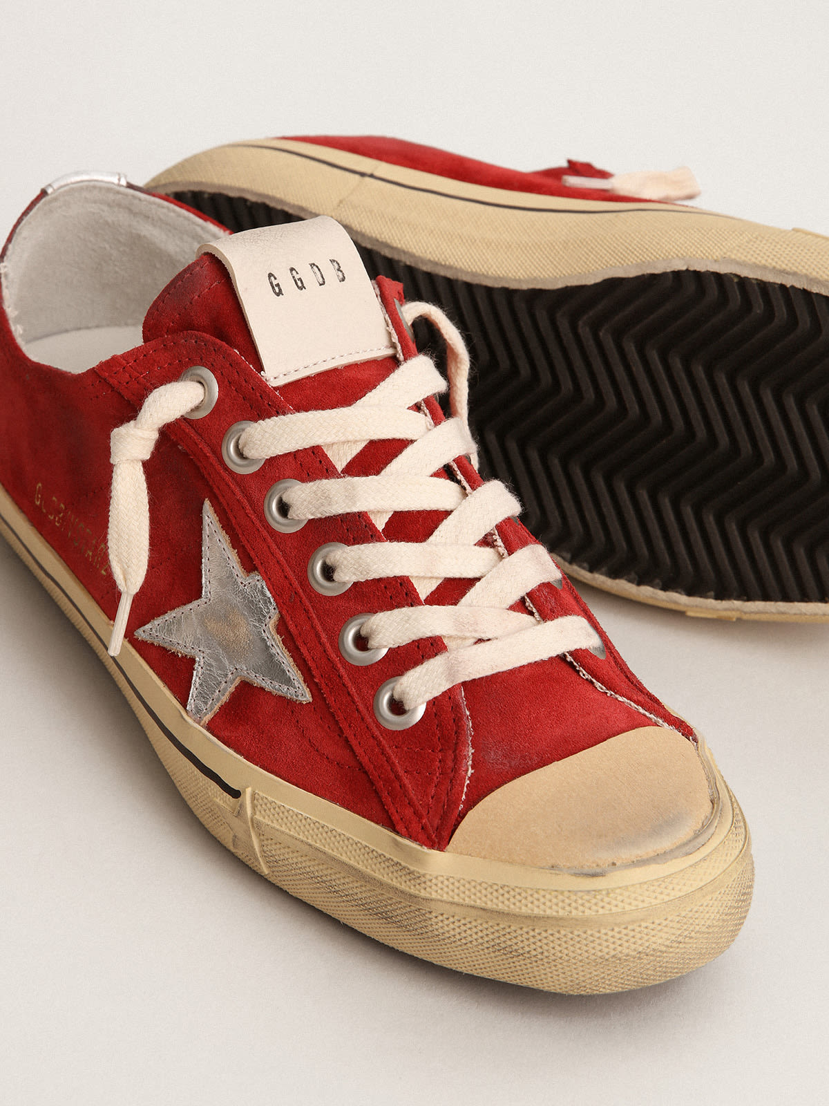 Golden Goose - Sneakers V-Star LTD en daim rouge foncé avec étoile en cuir lamé argenté in 