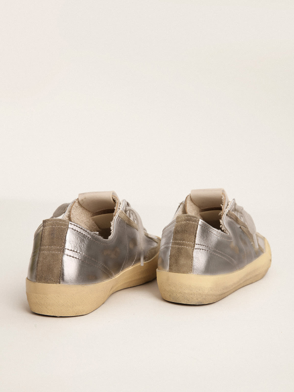 Golden Goose - Sneaker V-Star LTD in pelle laminata color argento con stella in suede color grigio ghiaccio in 