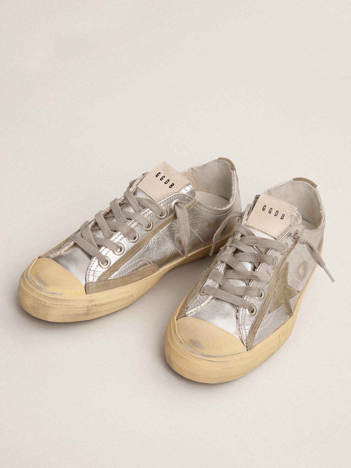 Golden Goose - Sneaker V-Star LTD in pelle laminata color argento con stella in suede color grigio ghiaccio in 